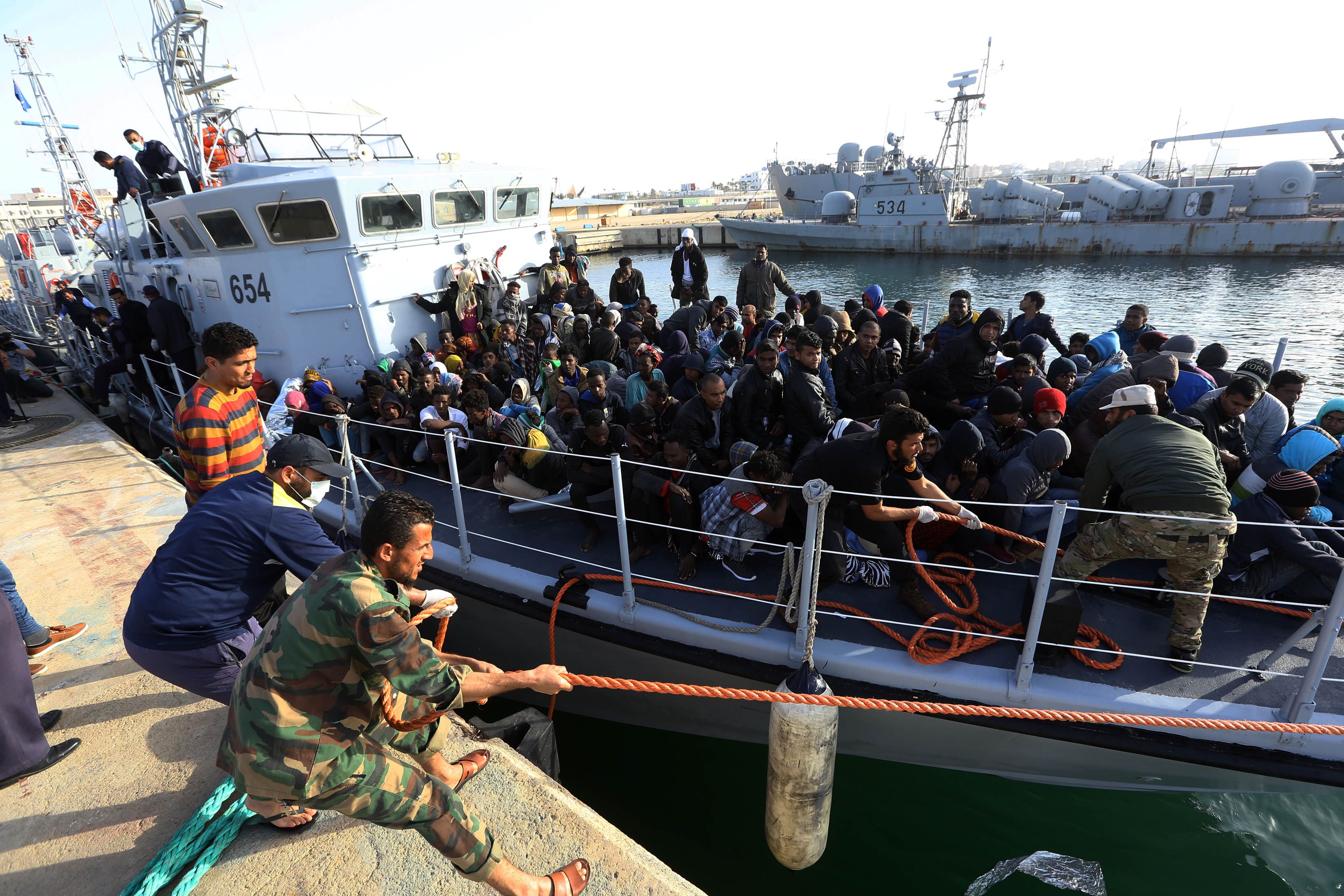 جانب من إنقاذ البحرية الليبية للمهاجرين 