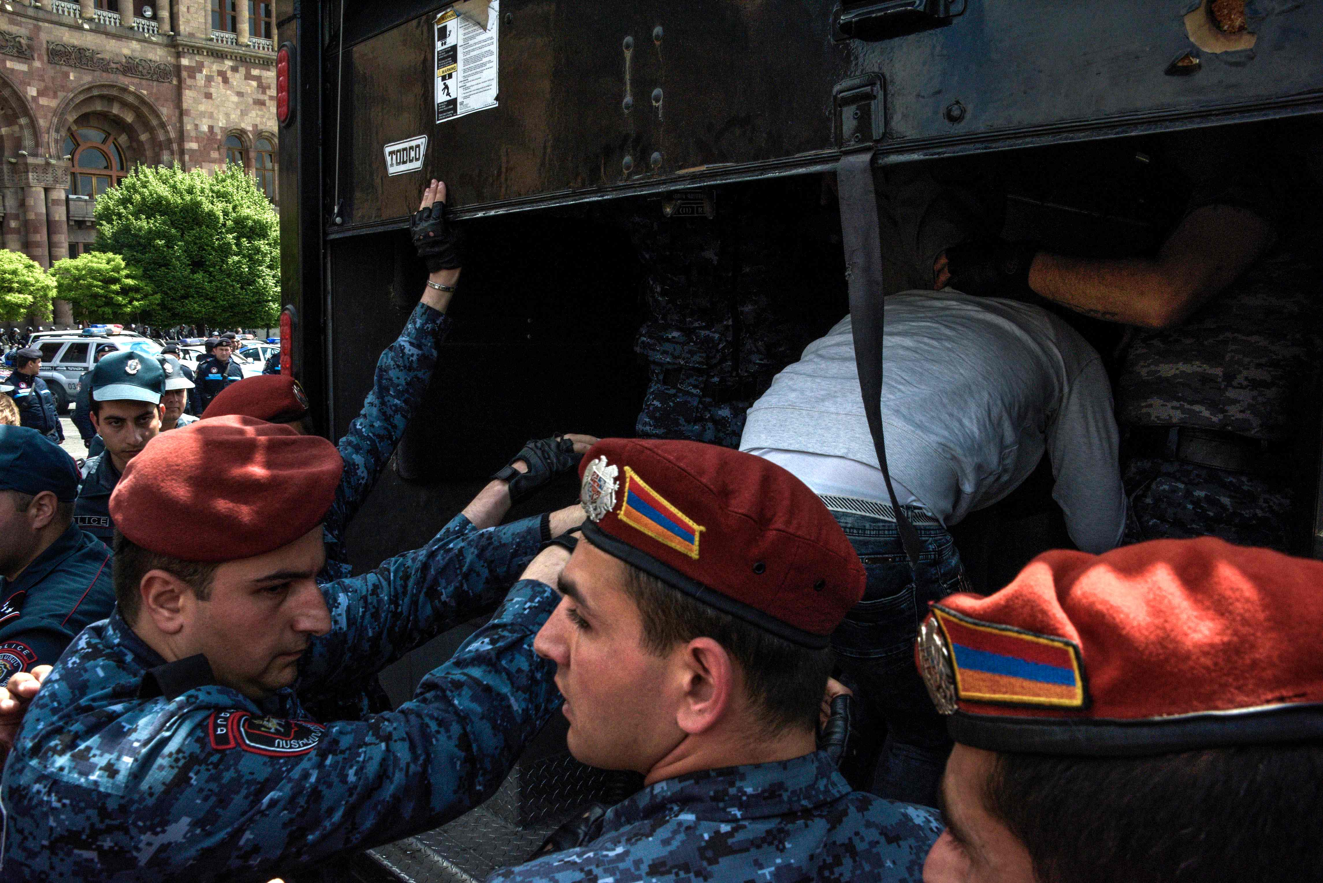 الشرطة الأرمينية تحتجز المعتقلين داخل سيارات