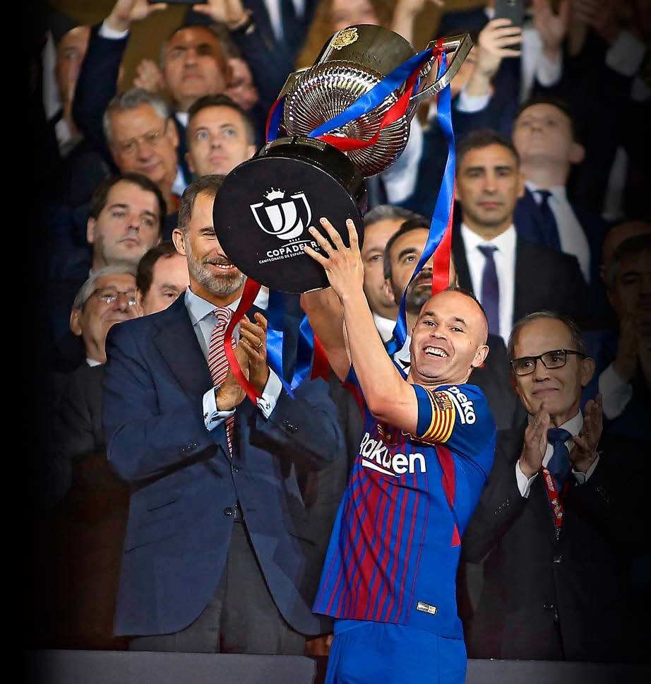 إنييستا قائد برشلونة يحمل لقب كأس الملك فى ملعب واندا ميتروبوليتانو