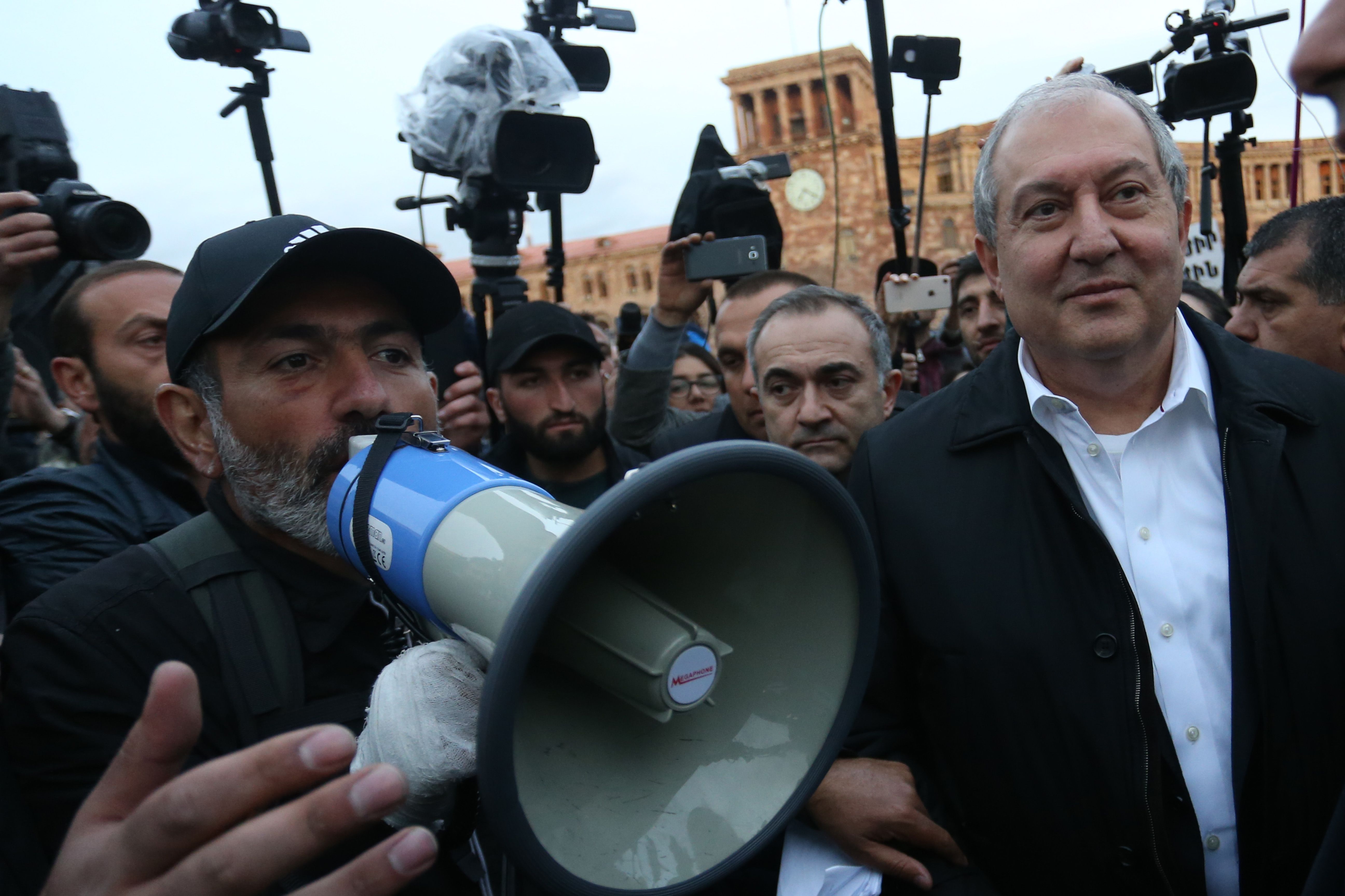 رئيس أرمينيا بجوار زعيم المعارضة