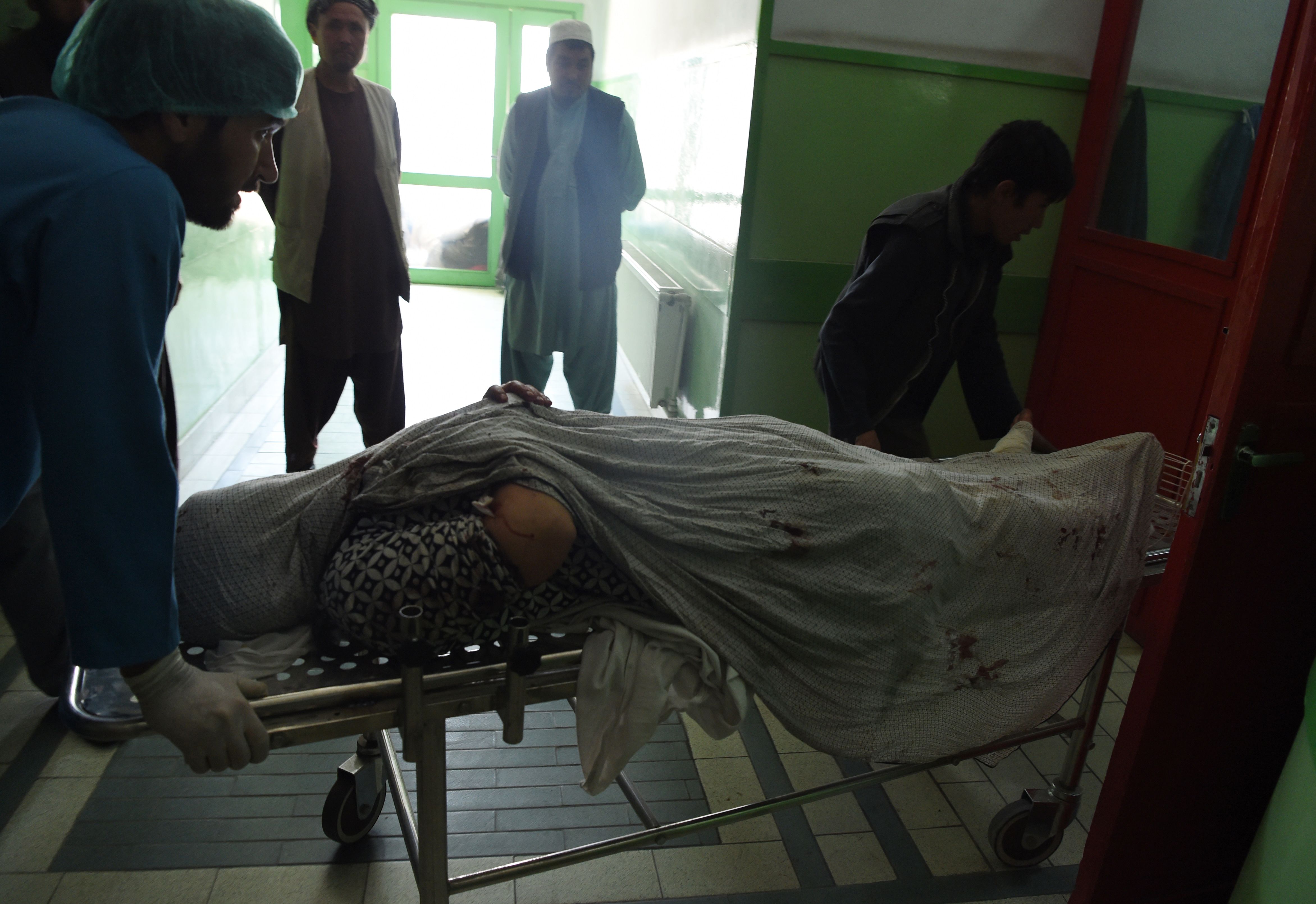 جثمان ضحية فى تفجير كابول