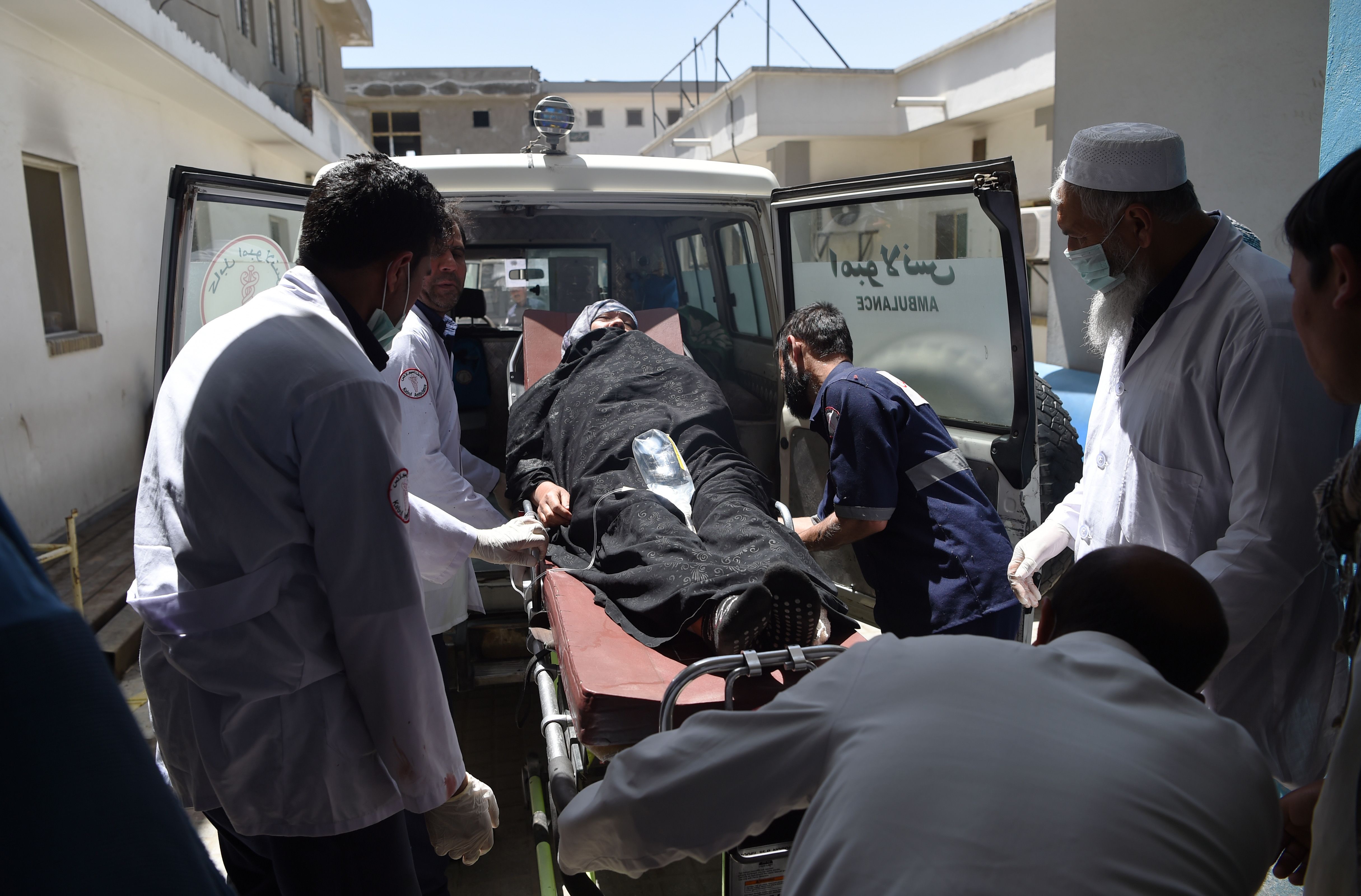 سيارة إسعاف تنقل مصابة فى تفجير كابول