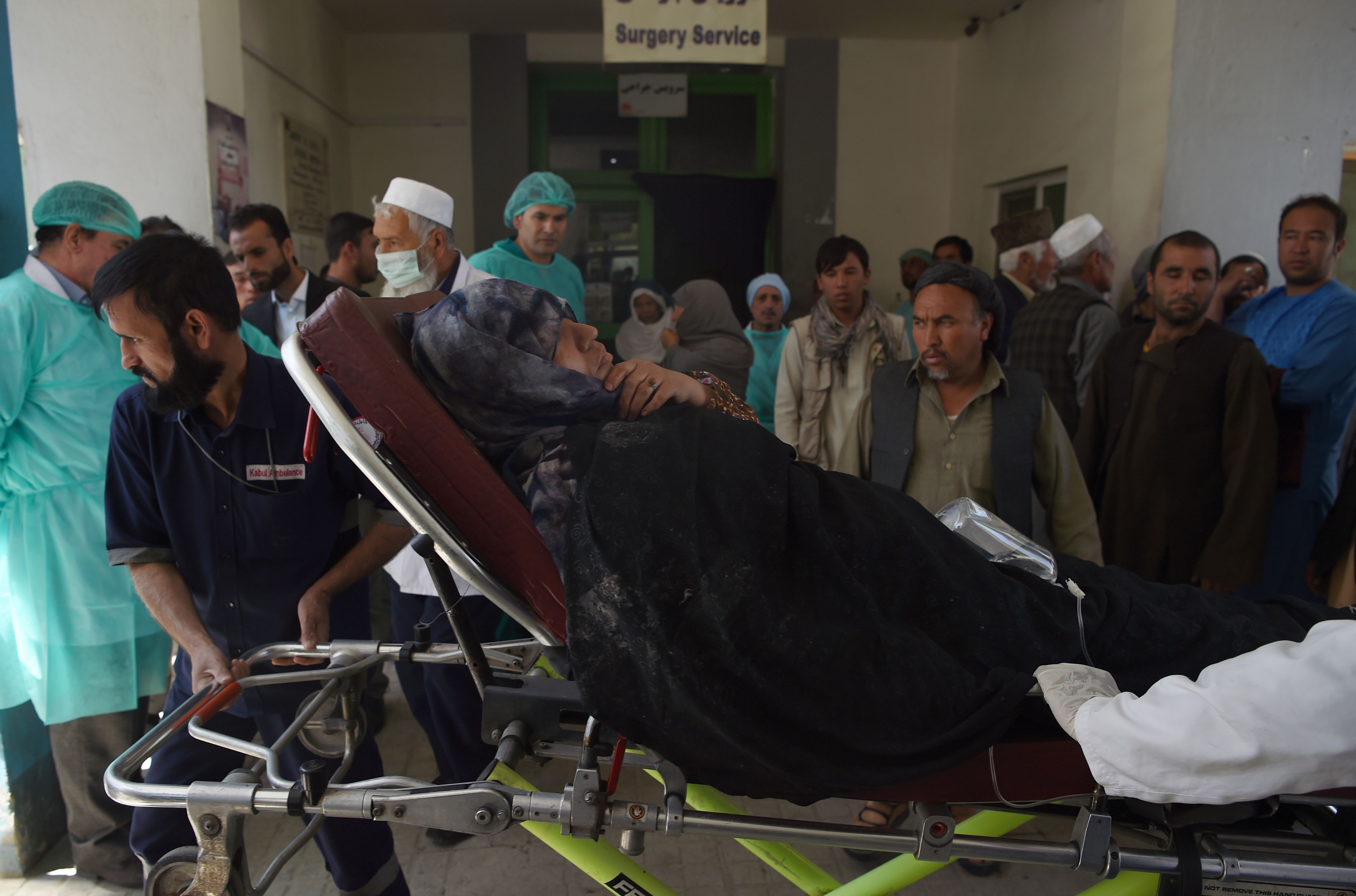 وصول سيدة مصابة فى تفجير كابول إلى المستشفى