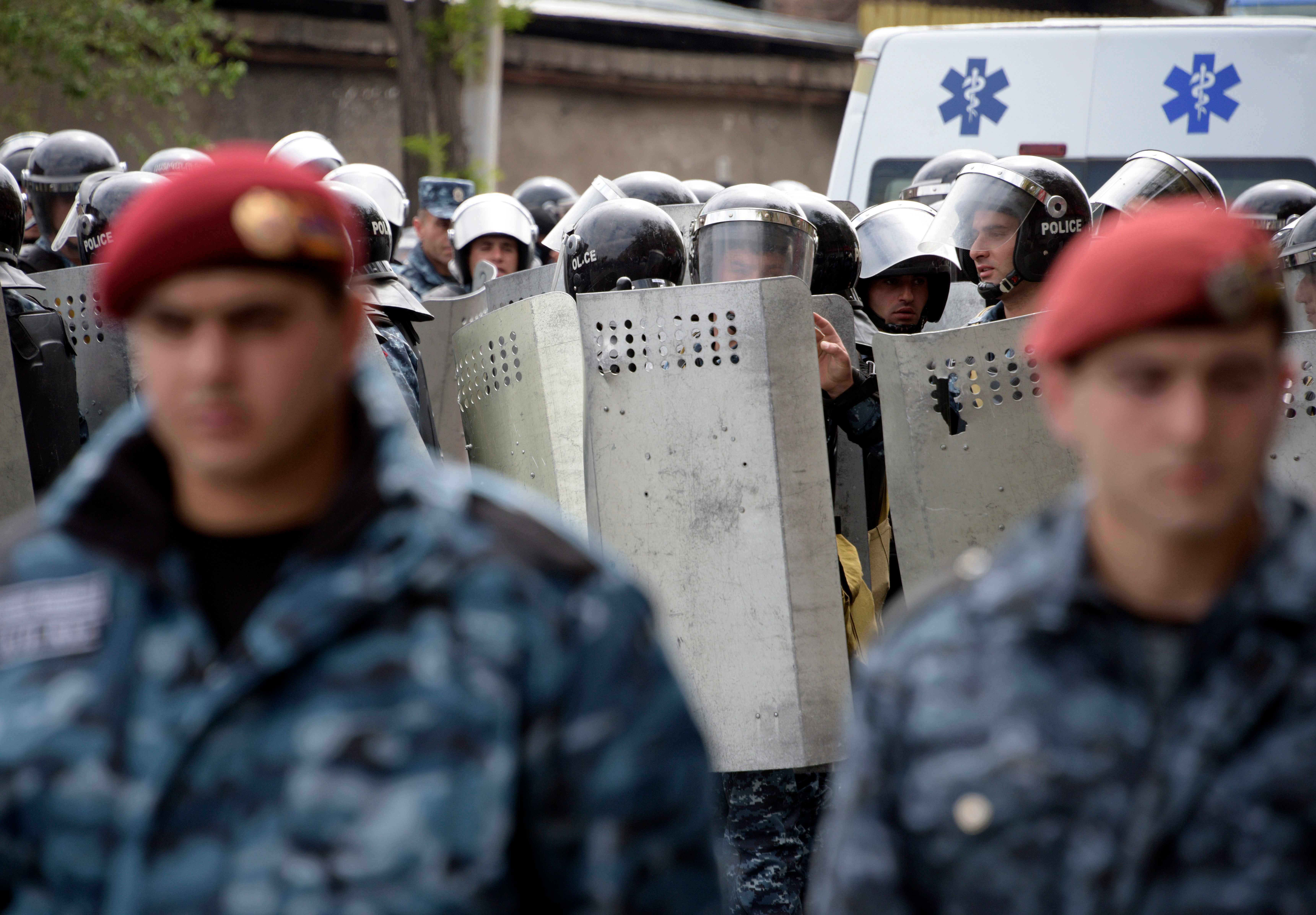 الشرطة الأرمينية تواجه المتظاهرين بالدروع