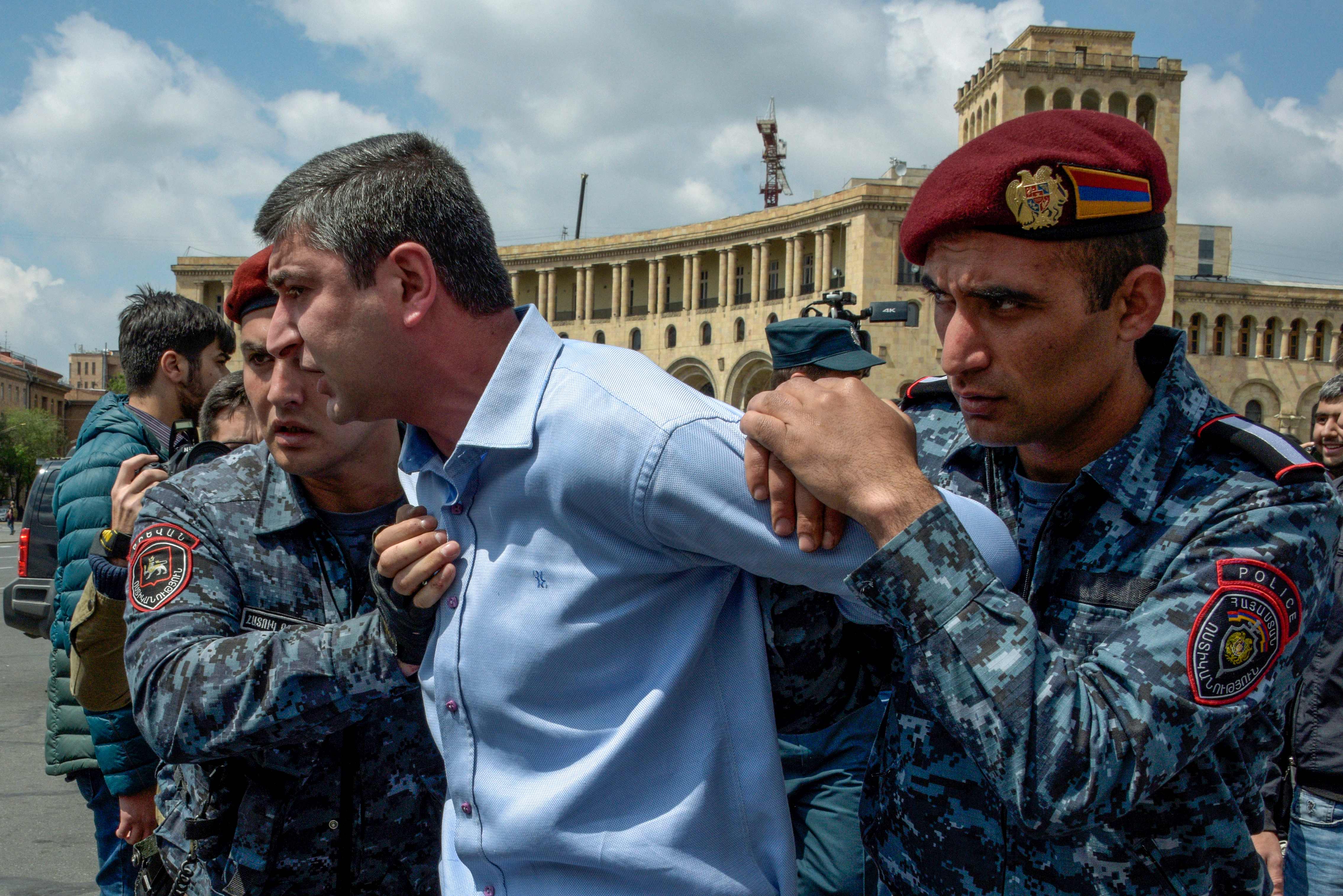 الشرطة الأرمينية تعتقل متظاهرًا ضد رئيس الوزراء