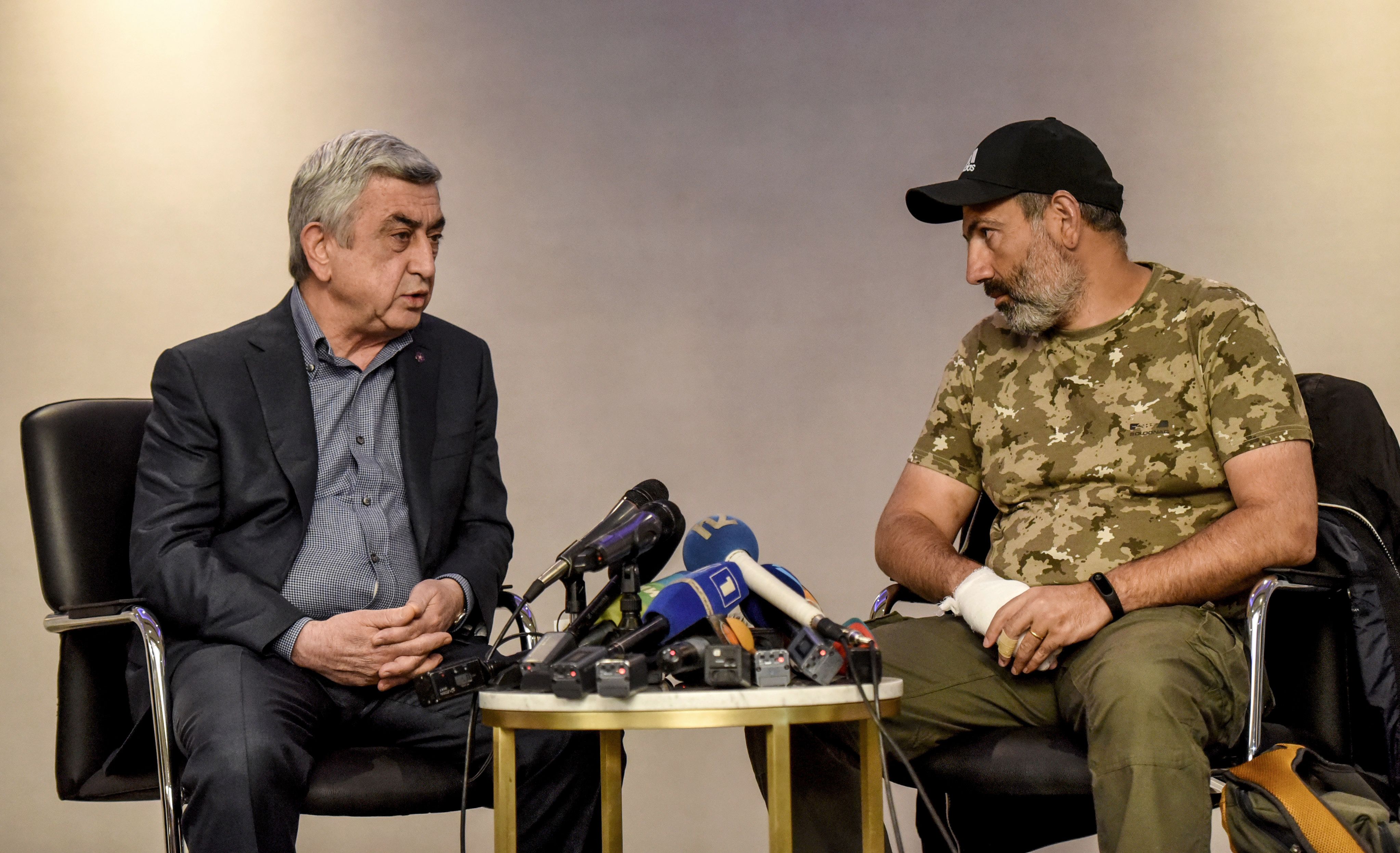 مشادة مع زعيم المعارضة تدفع رئيس وزراء أرمينيا للانسحاب