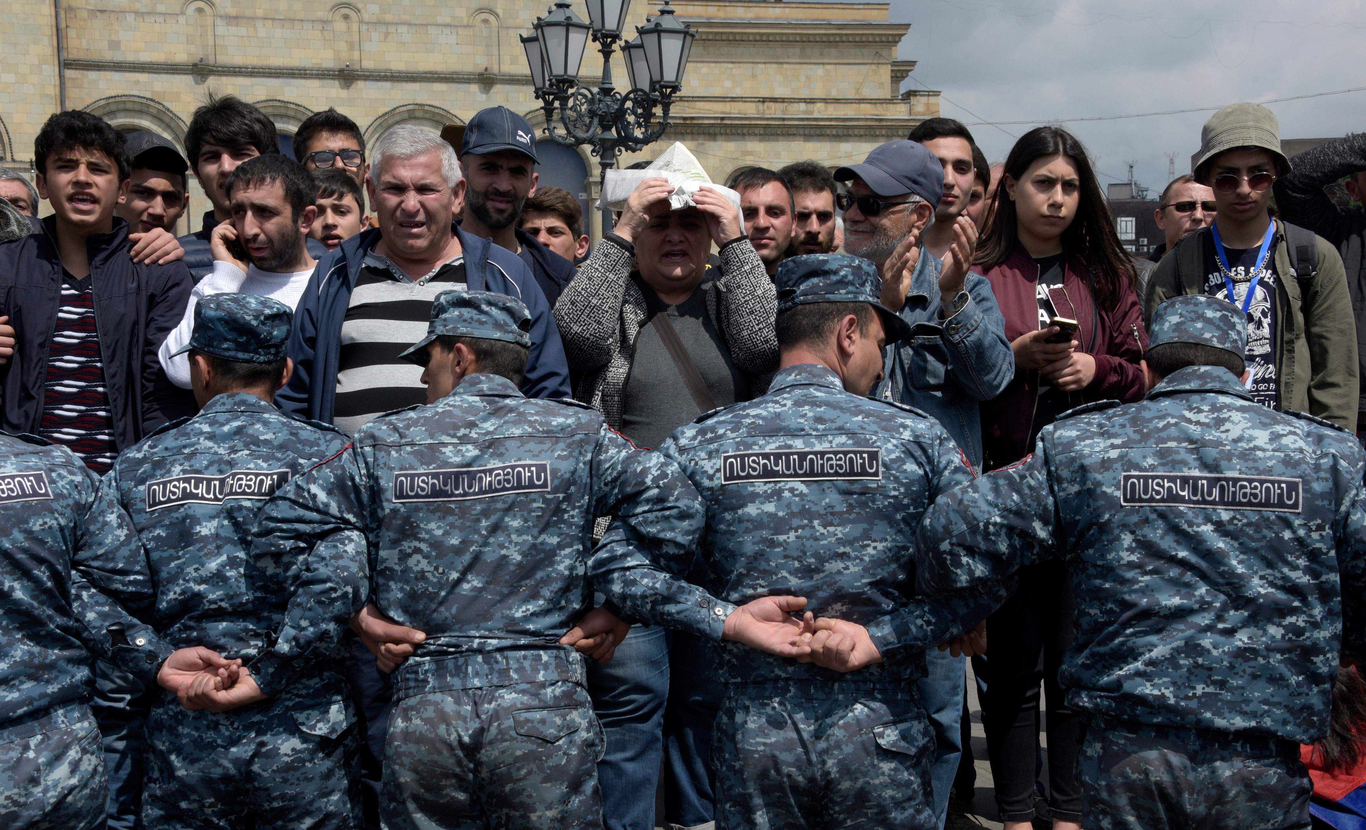 الشرطة الأرمينية تفرض كردونًا أمنيًا أمام المتظاهرين