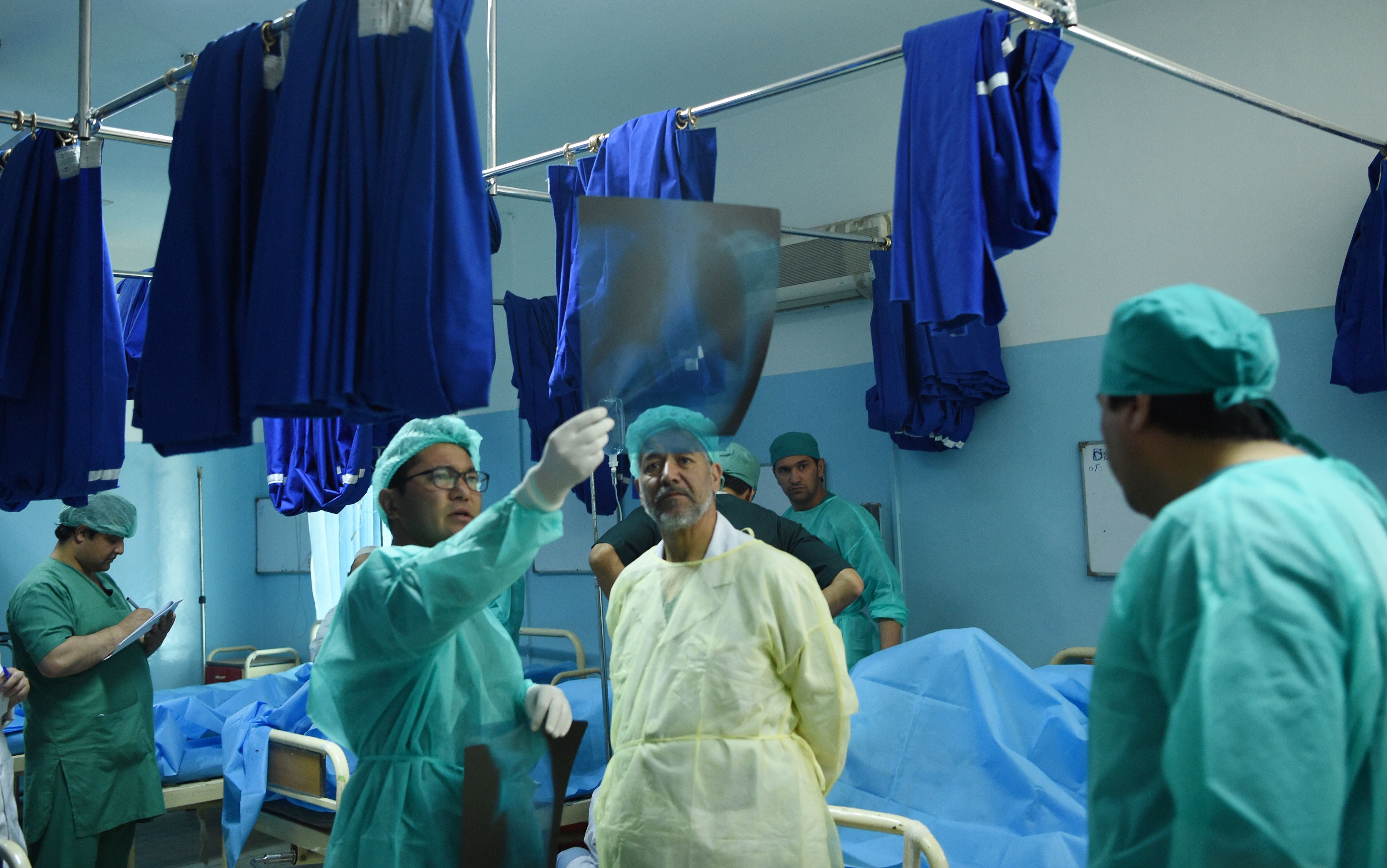 طبيب يطلع على إشاعة المصابين فى تفجير كابول
