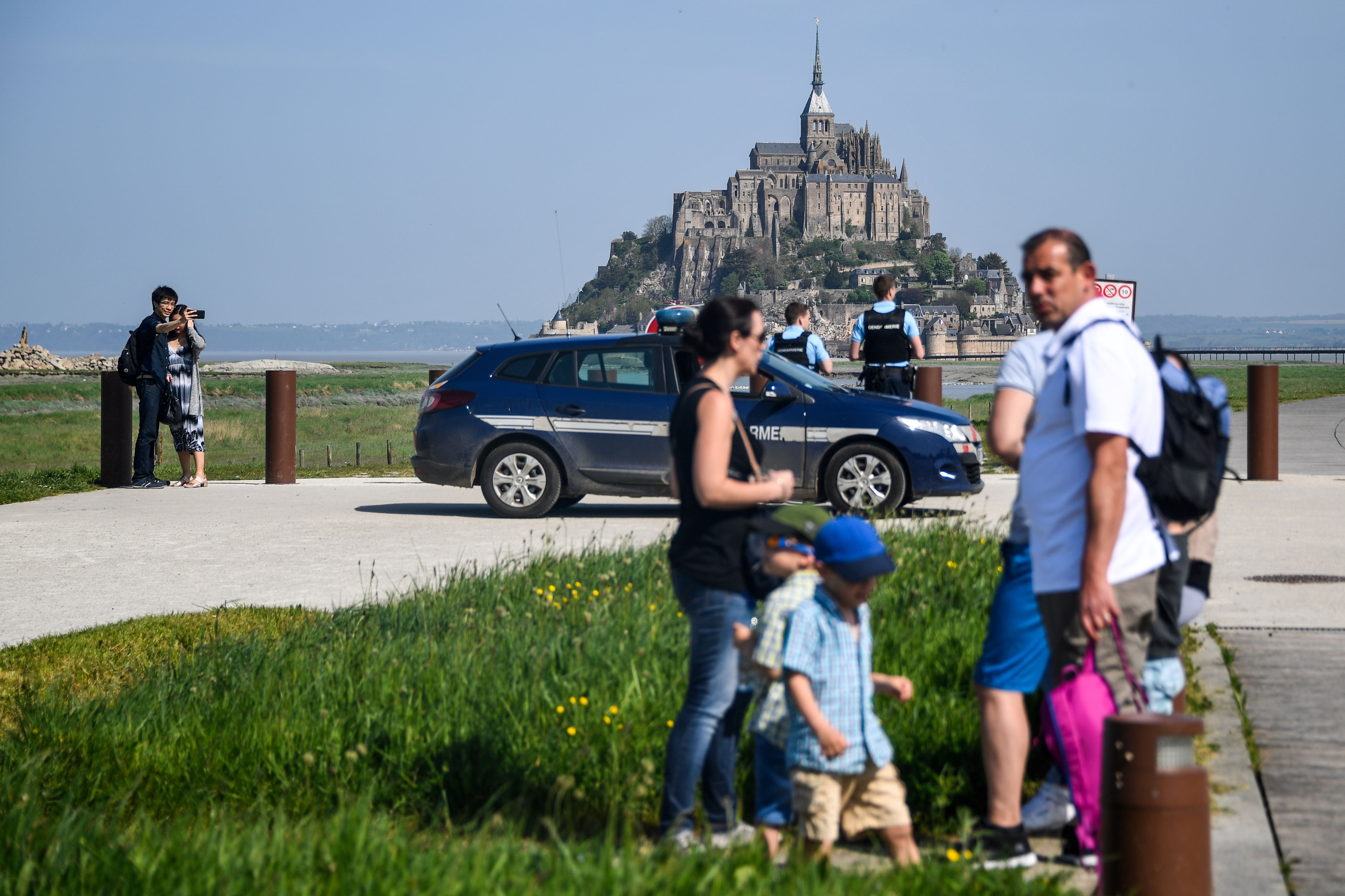 الشرطة الفرنسية تشرف على إخلاء سياح من جزيرة مون سان ميشيل