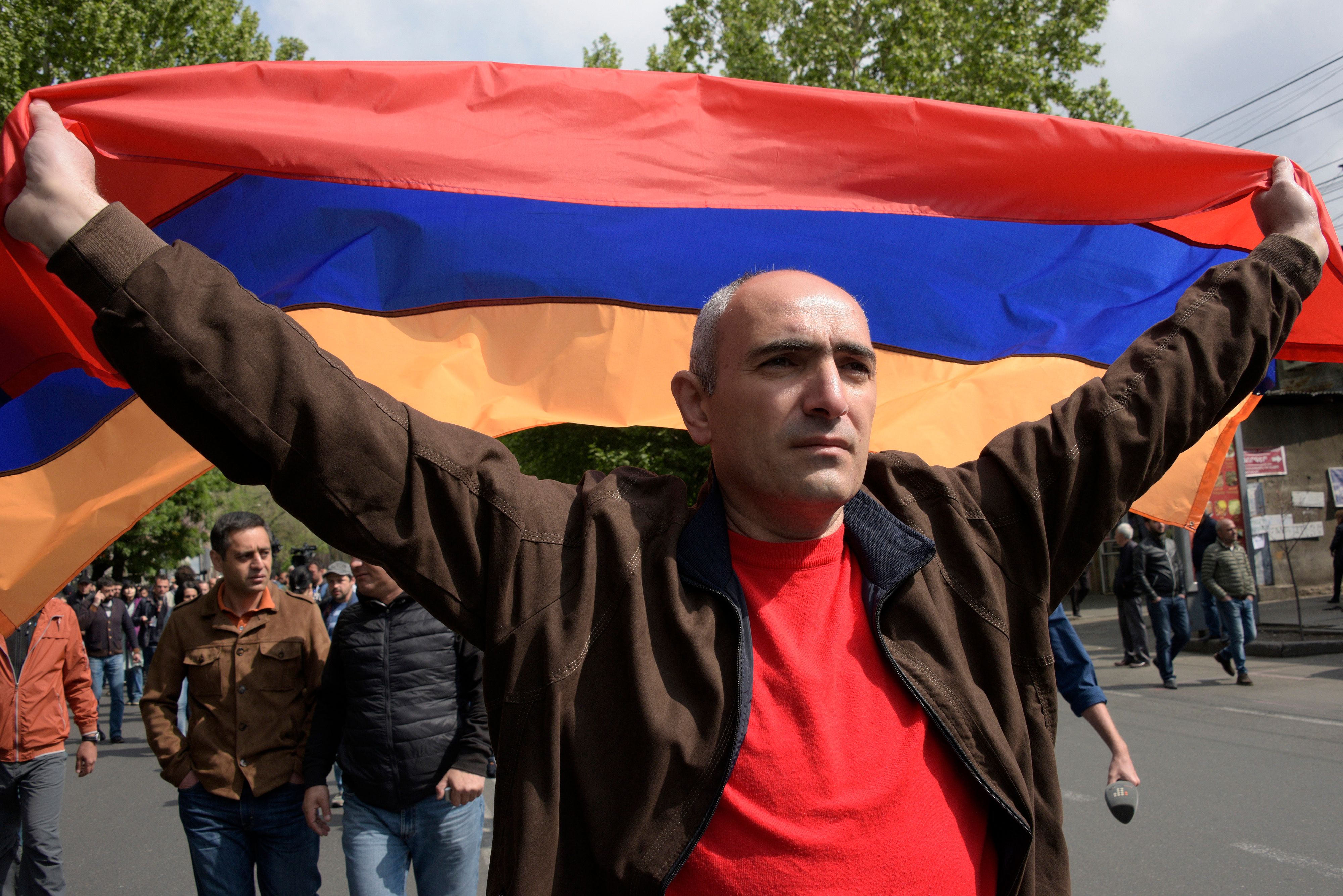 متظاهر أرمينى يرفع علم بلاده