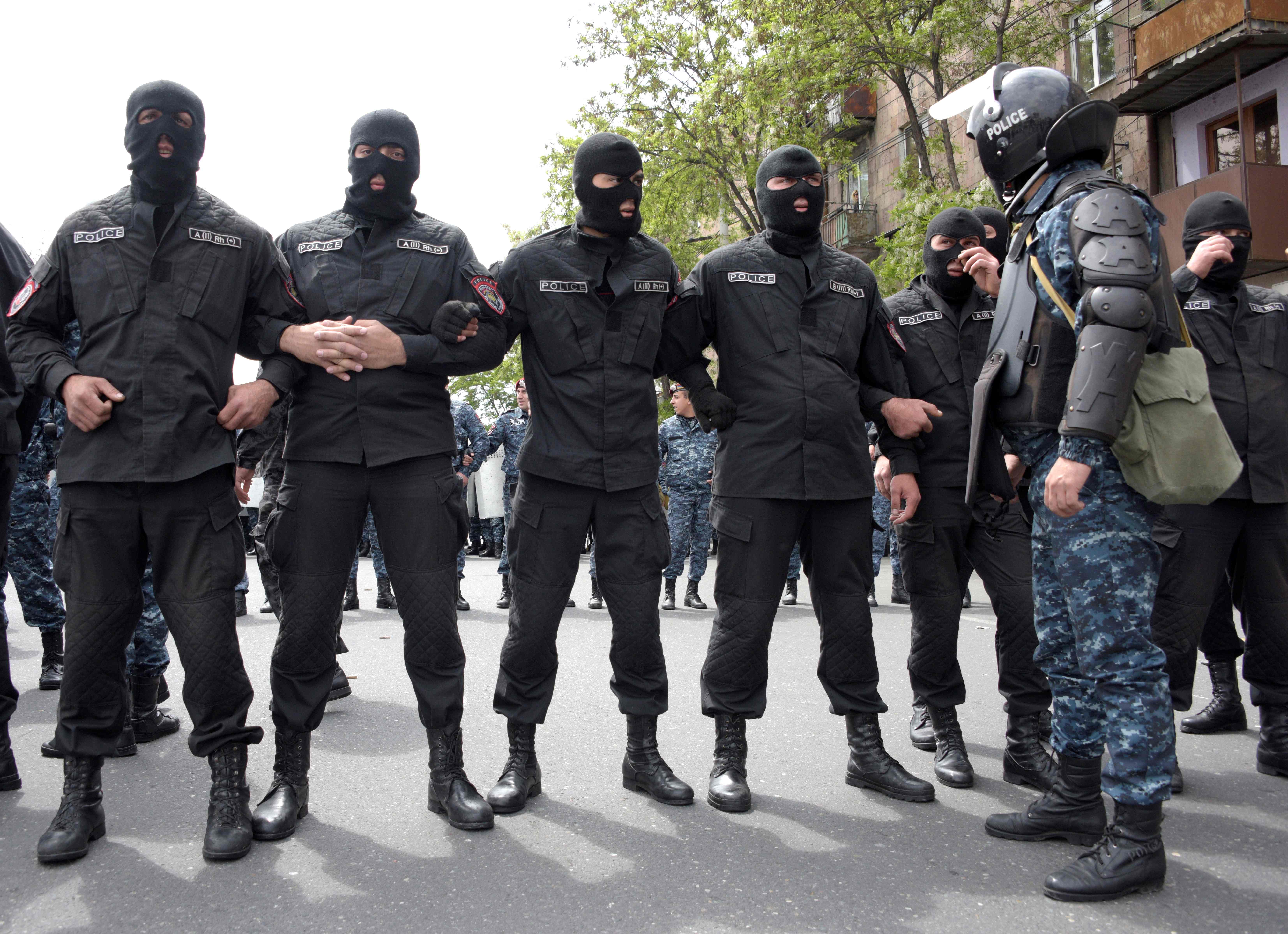 الشرطة فى أرمينيا تشكل حواجز بشرية أمام المتظاهرين