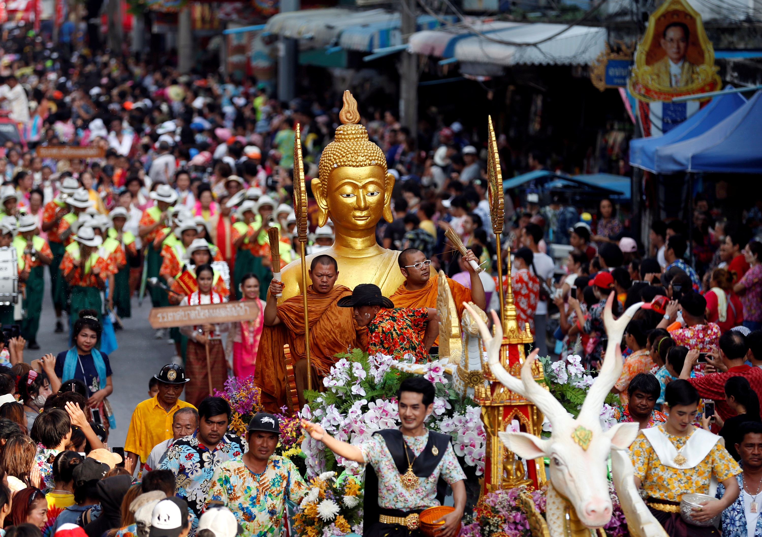 صور الآلاف فى تايلاند يحيون مهرجان يوم الماء اليوم السابع