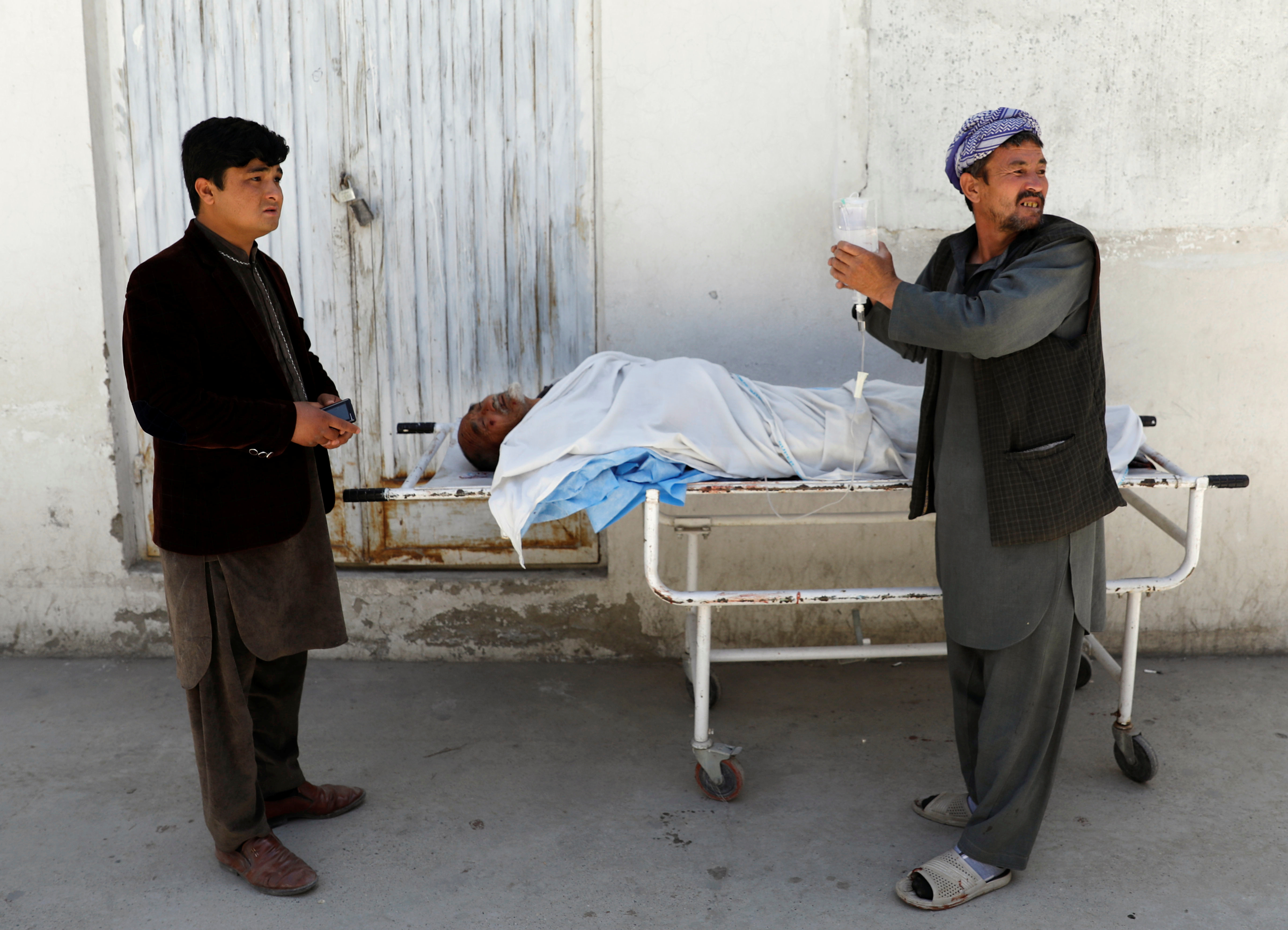 مصاب فى تفجير كابول يتلقى العلاج اللازم
