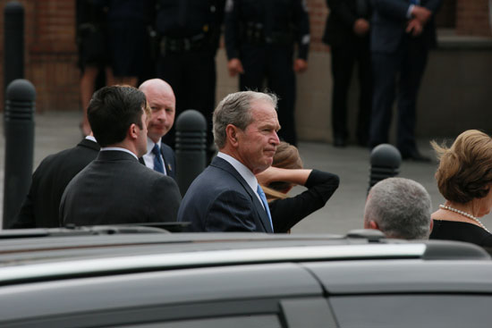جورج بوش خلال تشييع الجثمان