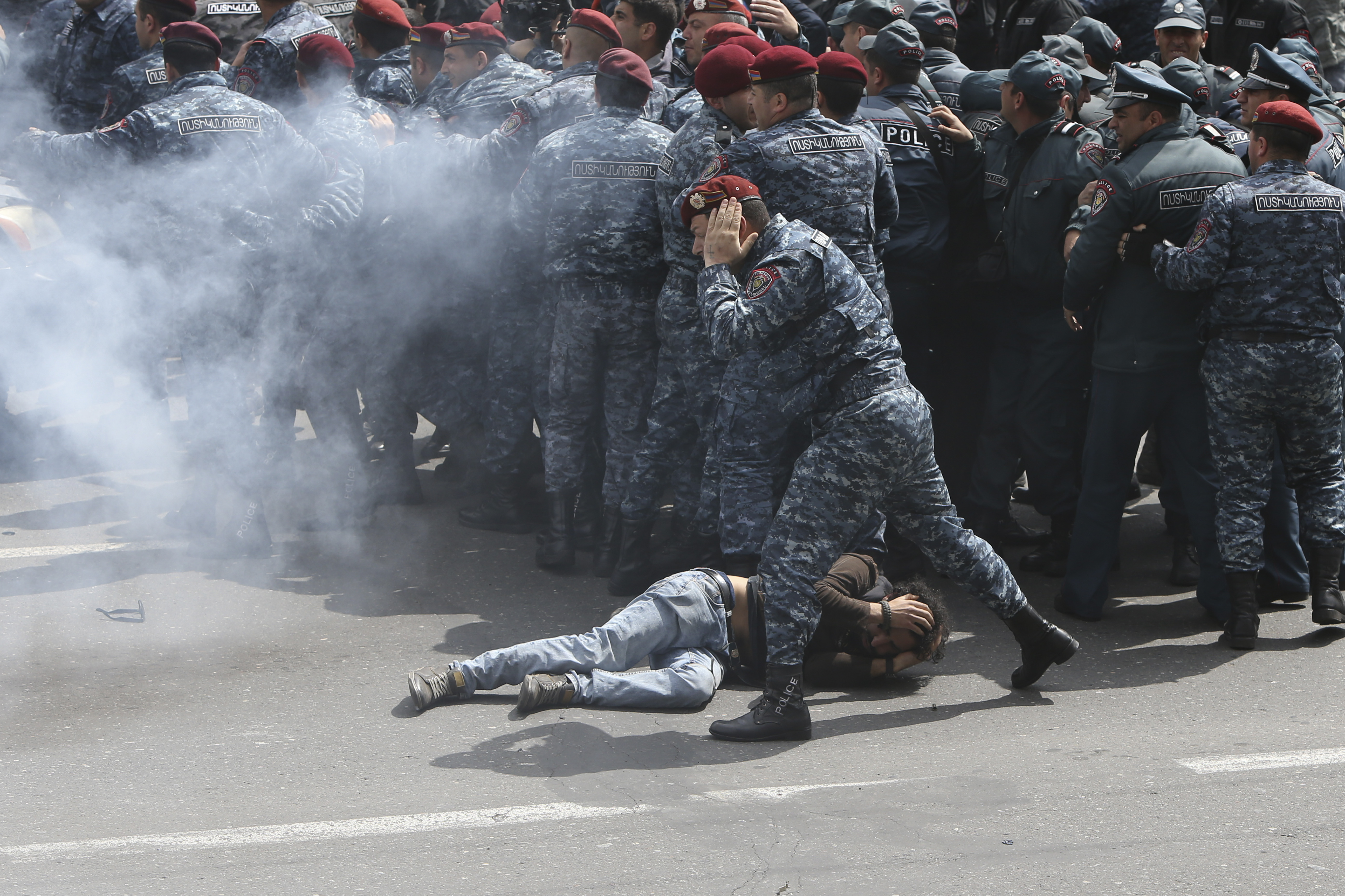 سقوط متظاهر فى أرمينيا بسبب الغاز المسيل للدموع
