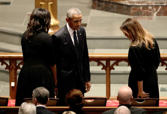 باراك أوباما داخل الكنيسة للمشاركة فى تشييع الجثمان