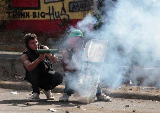 جانب من أعمال العنف فى نيكاراجوا  والمتظاهرين يهاجمون الشرطة