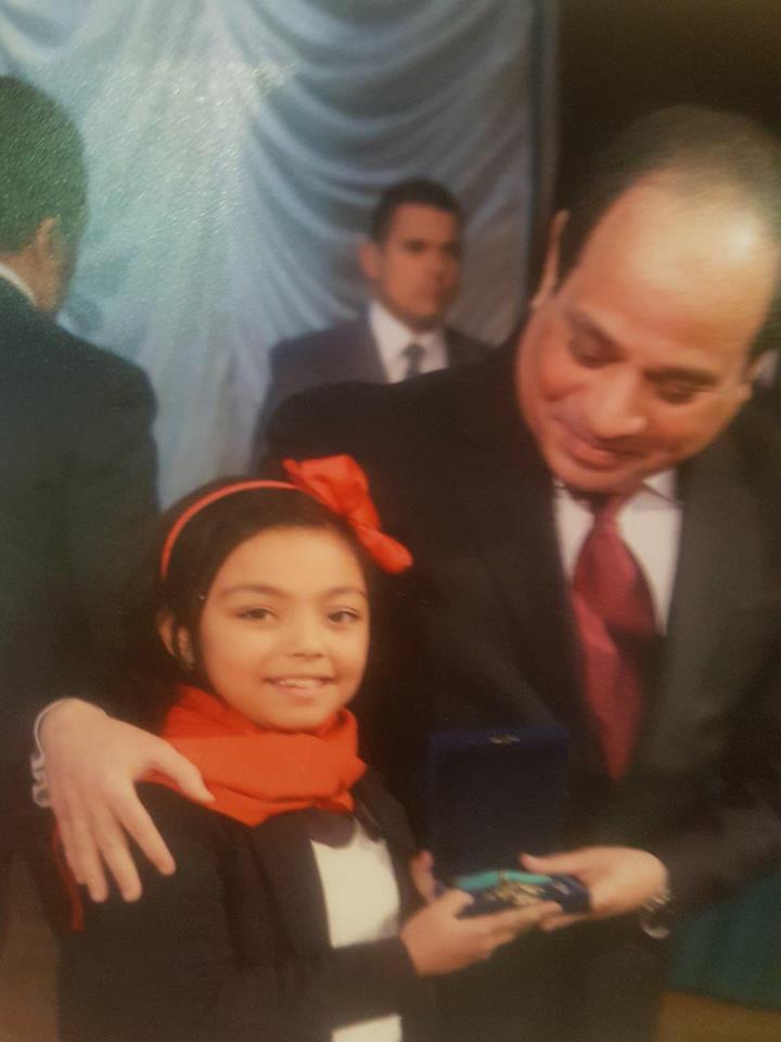 رقم 19 جميلة اثناء استلامها  وسام تكريم والدها من الرئيس السيسي