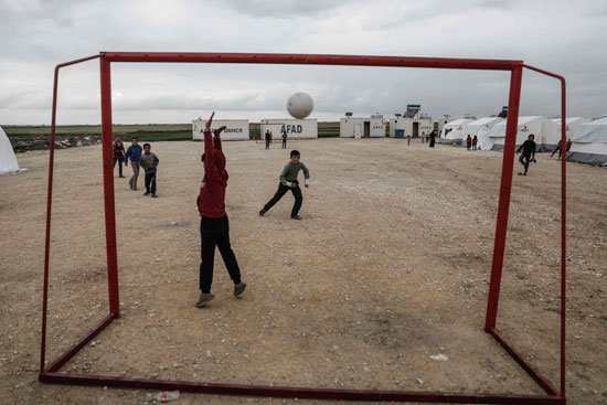 طفل سورى يحتفل باحرازه هدف خلال مباراة كرة قدم