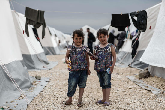 طفلتان سوريتان داخل مخيمات اللاجئين شمال البلاد