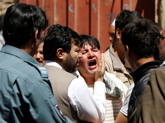 صراخ ذوى الضحايا فى تفجير بأفغانستان