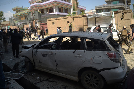 الشرطة الأفغانية تتفقد موقع تفجير فى كابول