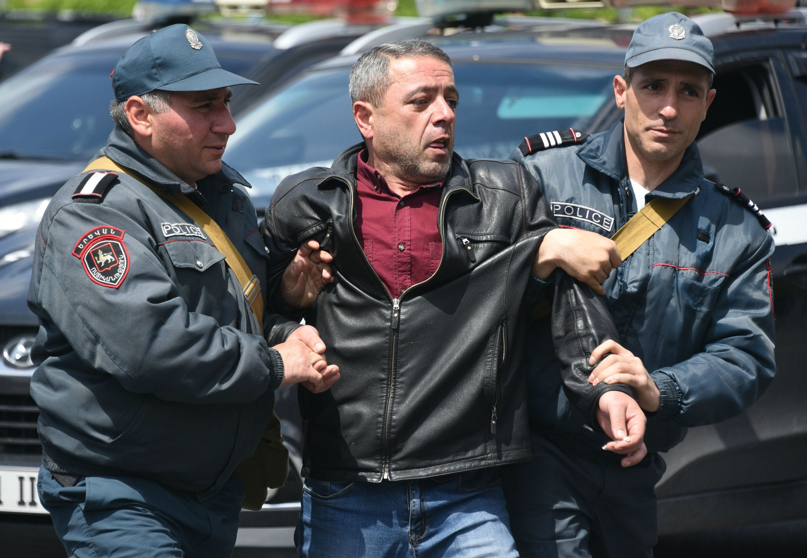 الشرطة الأرمينية تعتقل متظاهر ضد رئيس الوزراء