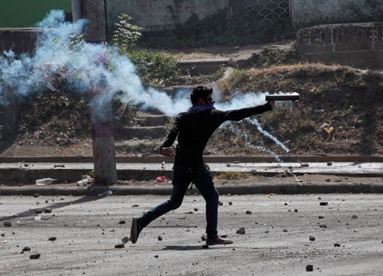أحد المتظاهرين يطلق الخرطوش على الأمن