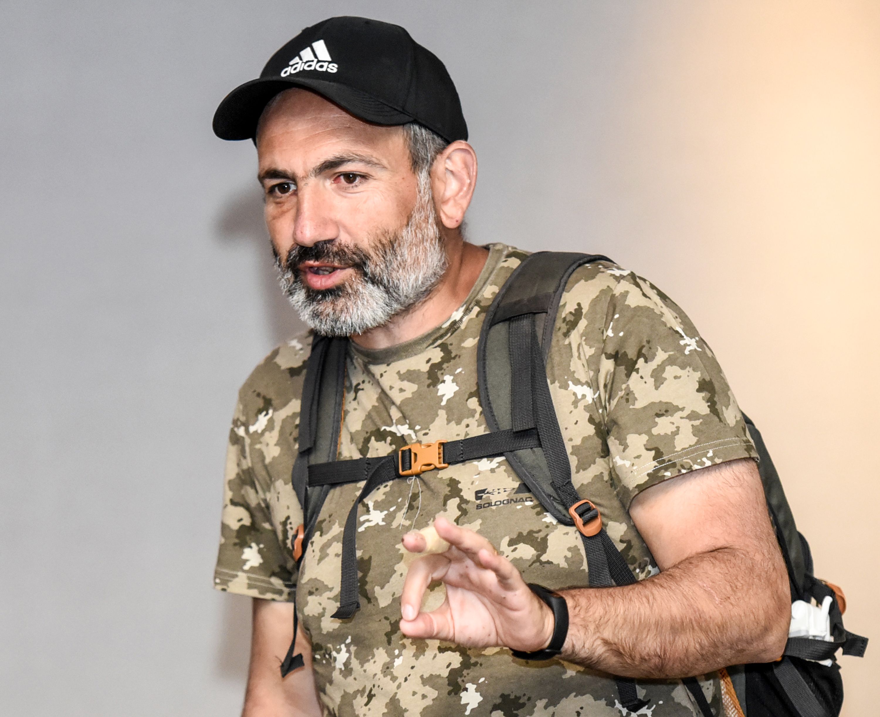 زعيم المعارضة الأرمينية خلال اللقاء التليفزيونى 