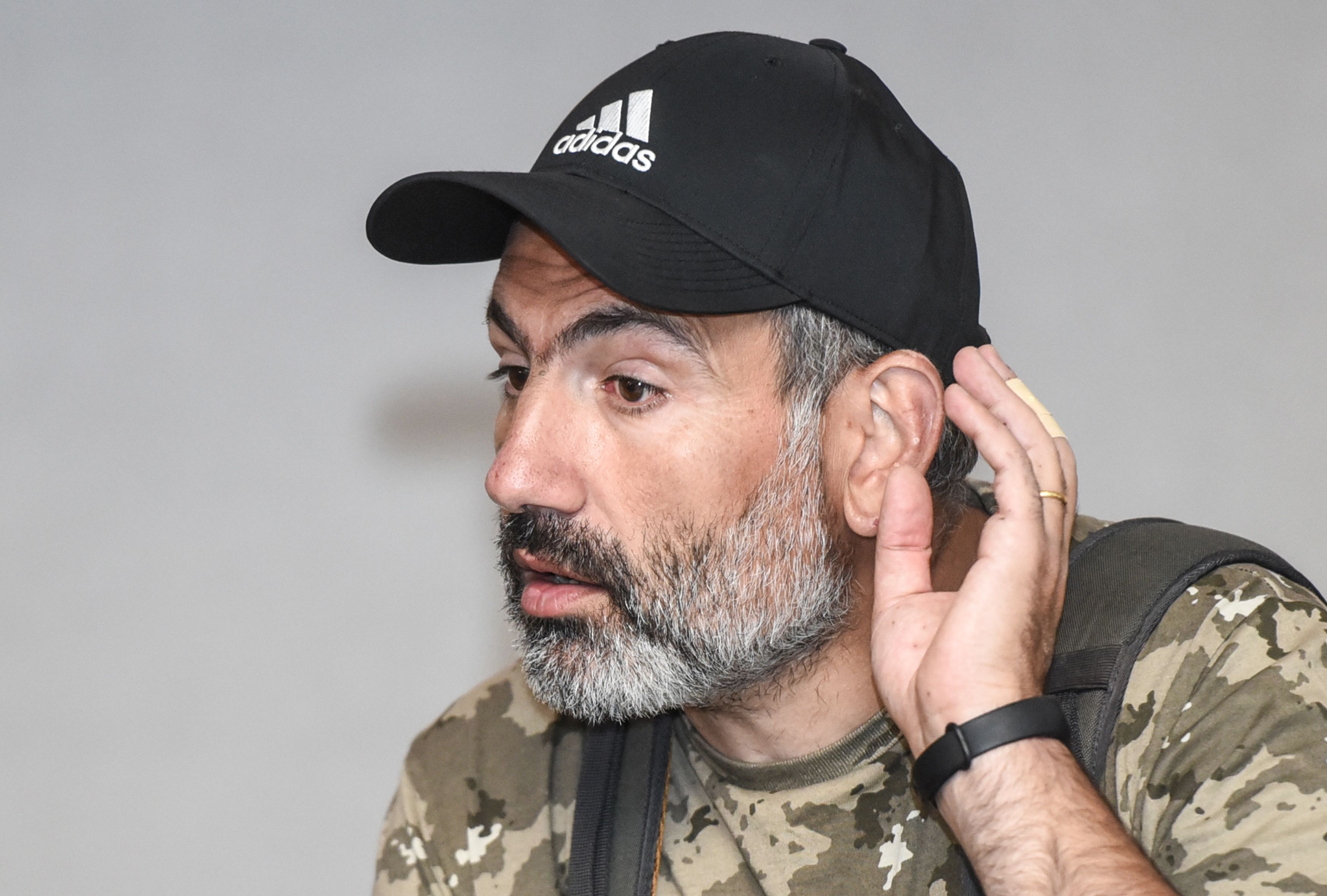 زعيم المعارضة الأرمينية يتحدث خلال لقاء رئيس الوزراء