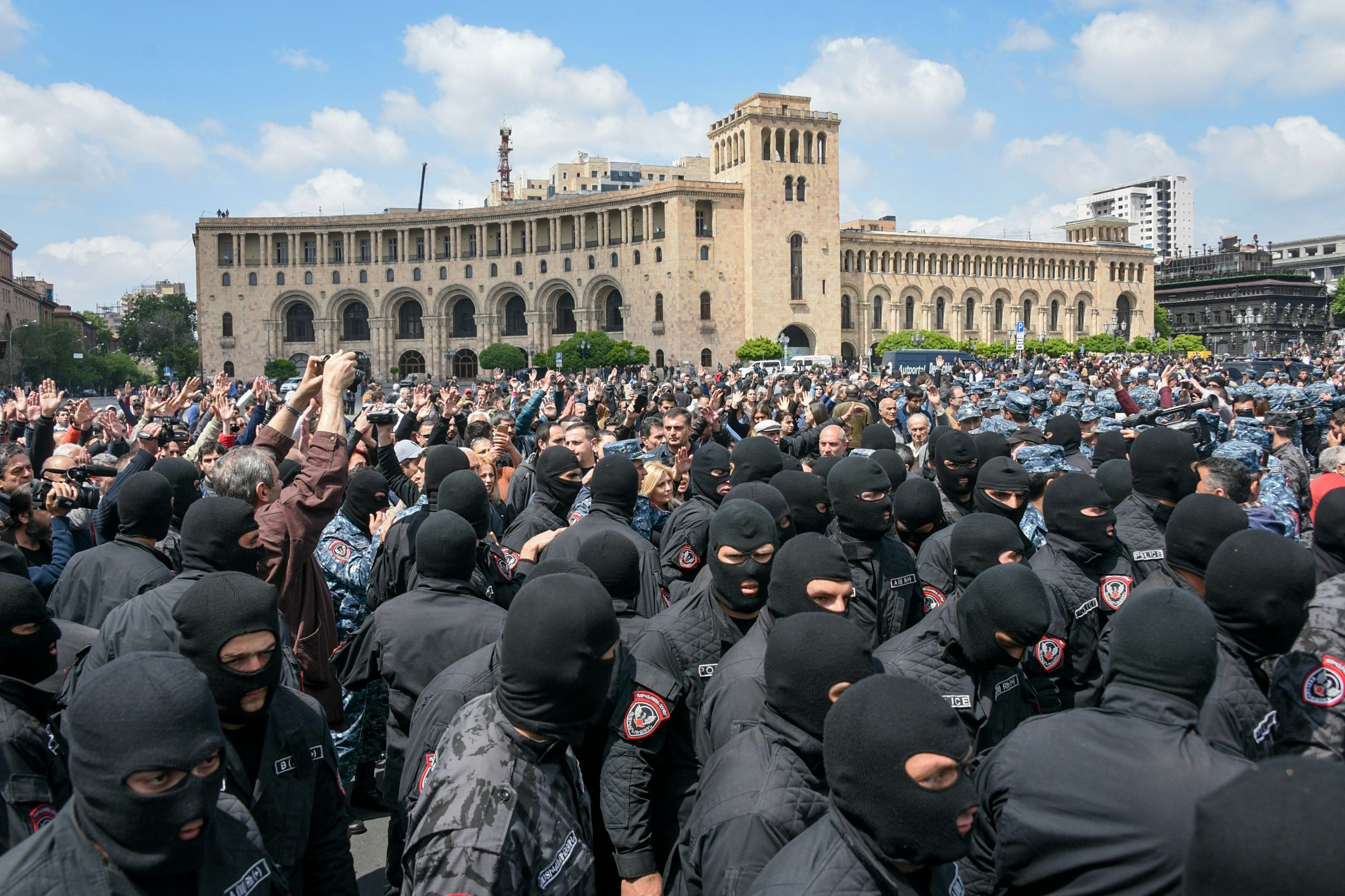 اشتباكات عنيفة بين الشرطة والمعارضة فى أرمينيا