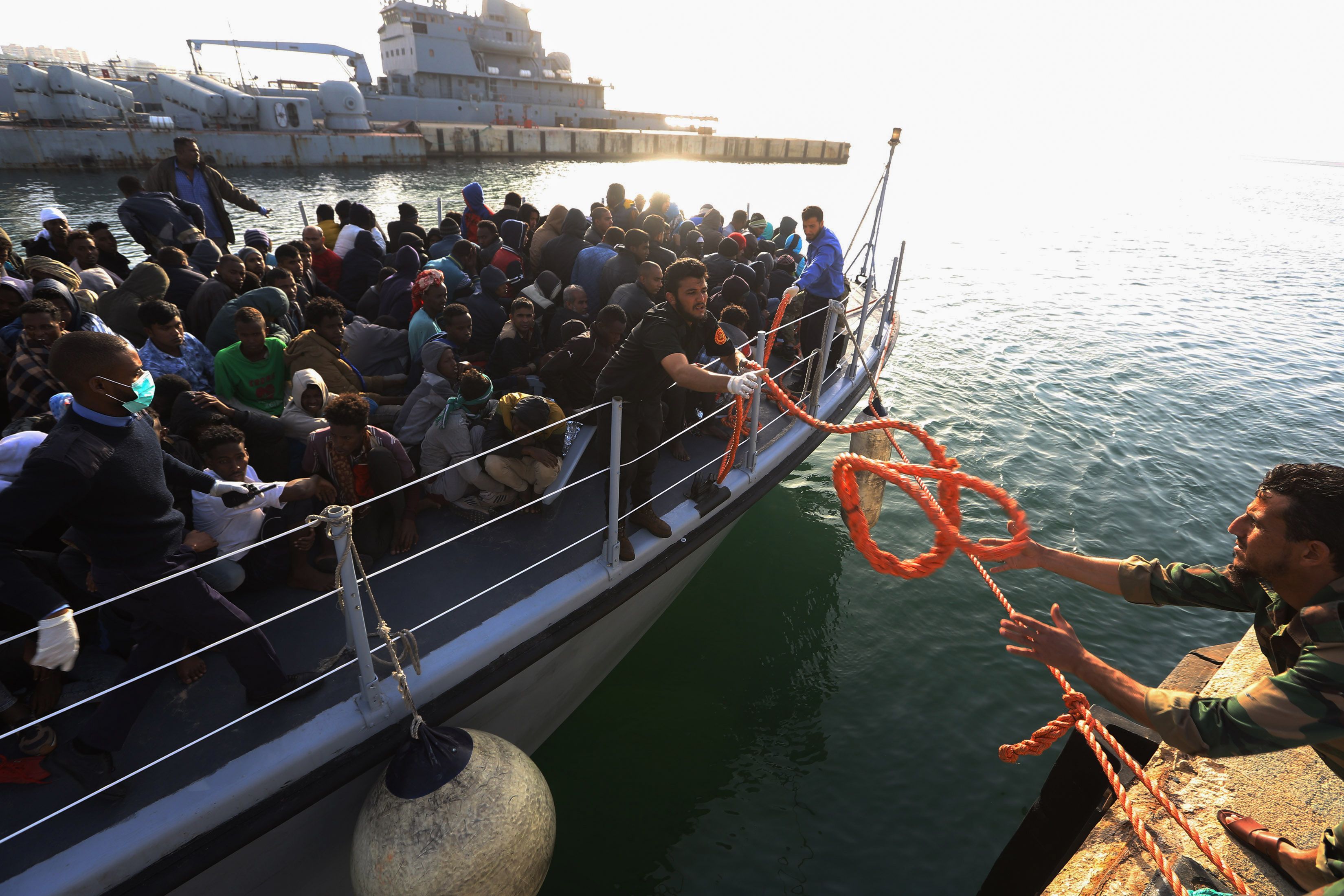 البحرية الليبية تنقذ المهاجرين 