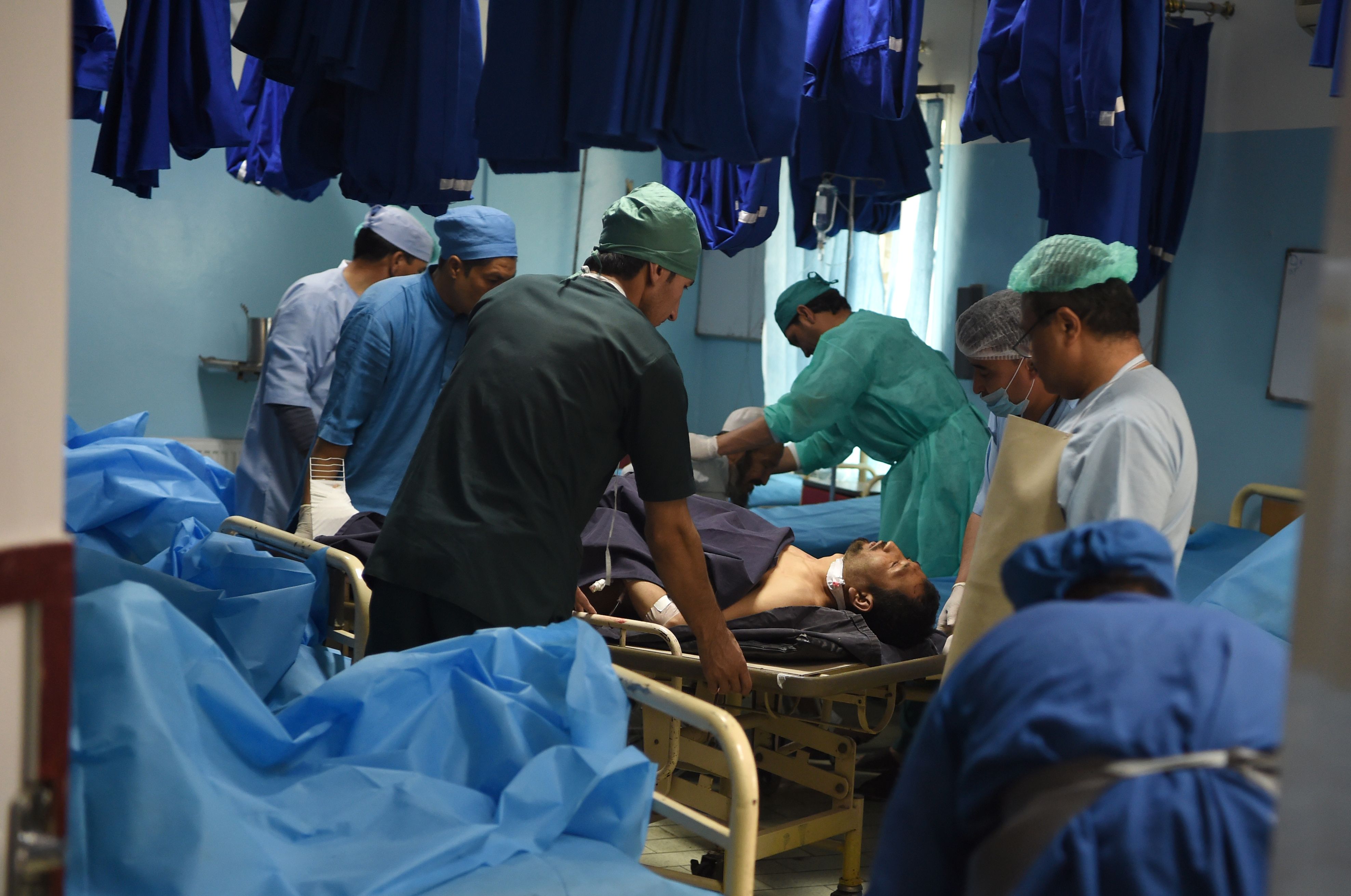 المستشفيات فى أفغانستان تستقبل مصابى تفجير كابول