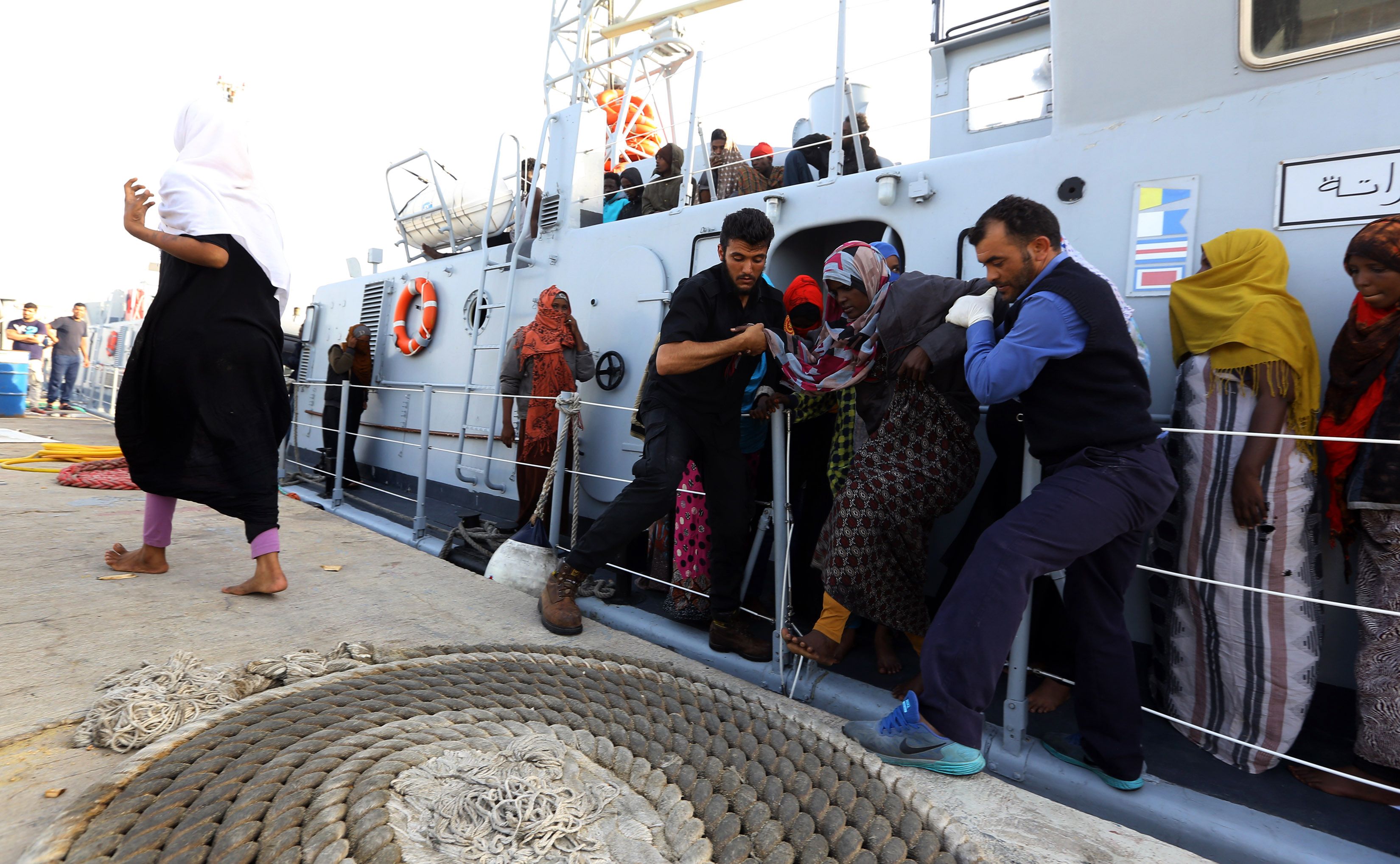 انقاذ البحرية الليبية للمهاجرين الليبين 