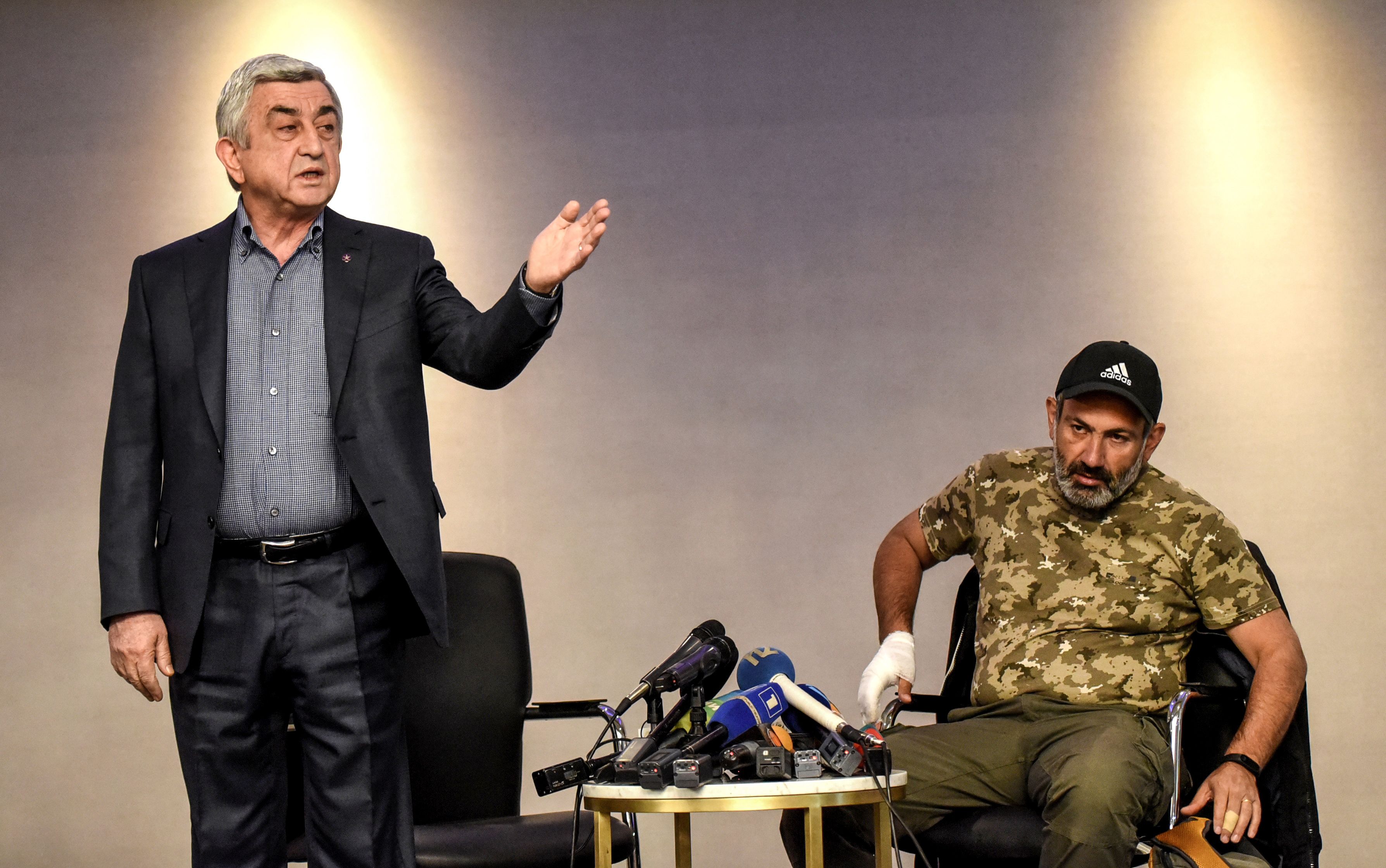 مشادة بين رئيس وزراء أرمينيا وزعيم المعارضة على الهواء