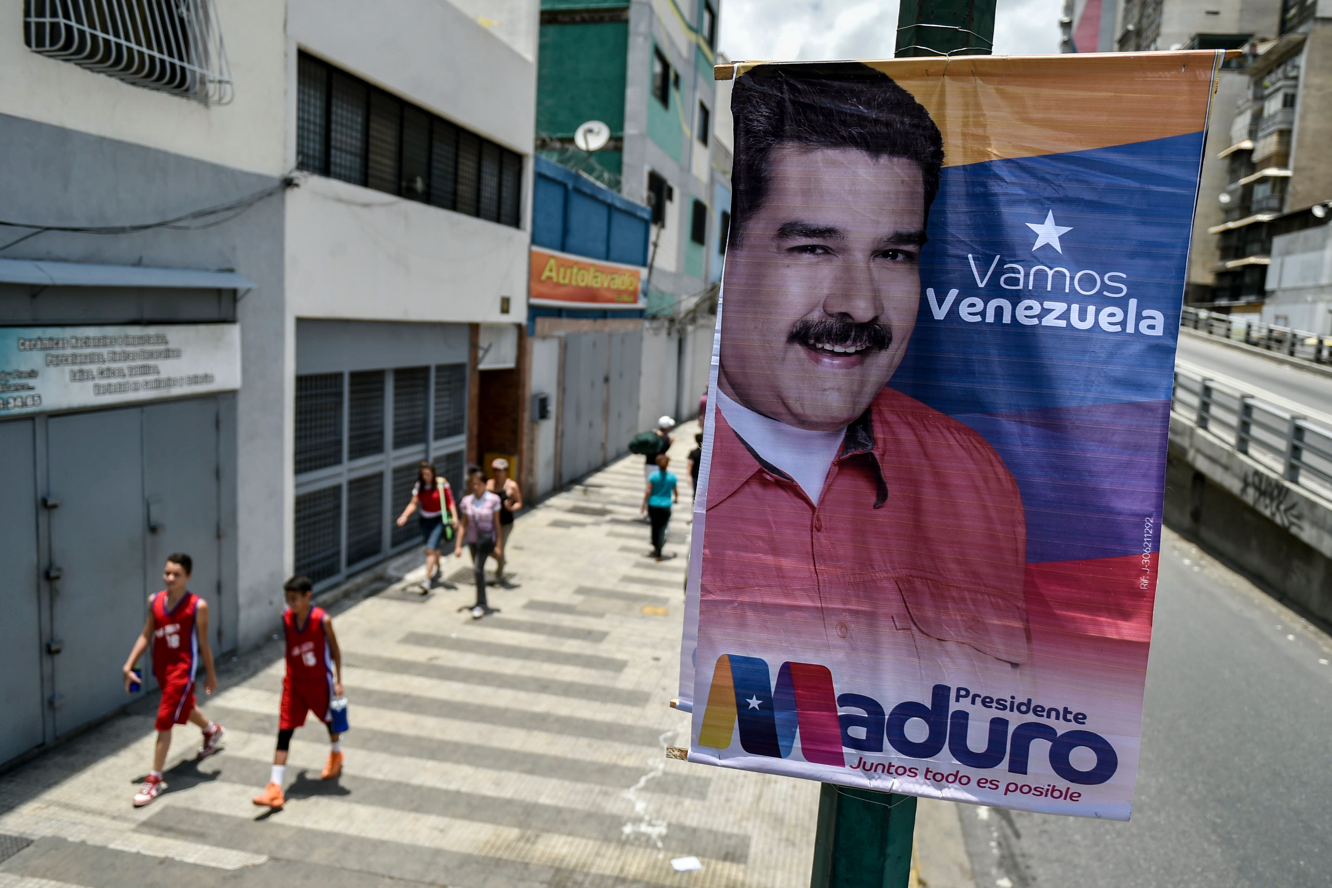 ملصقات انتخابية للرئيس الفنزويلي