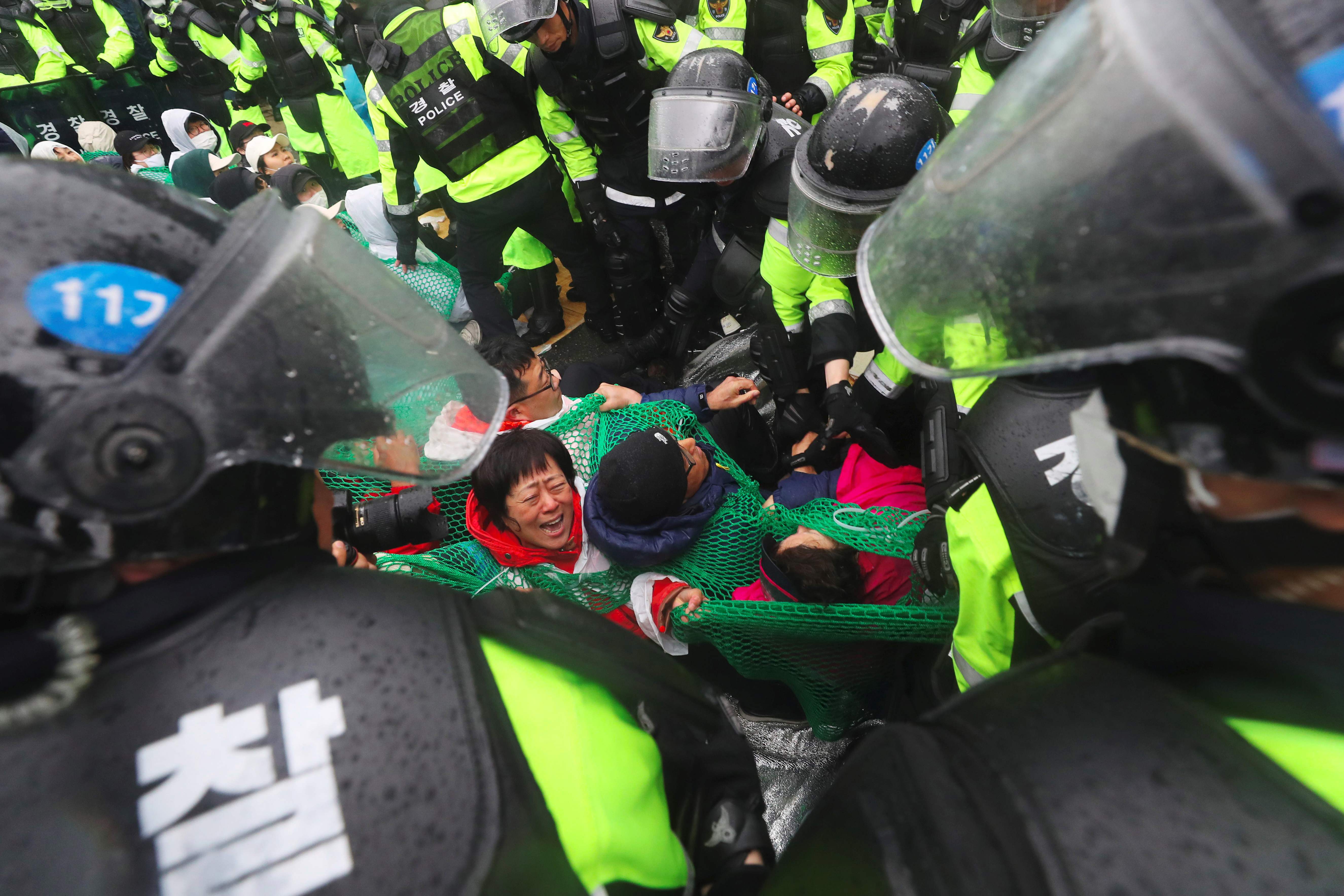 مظاهرات فى كوريا الجنوبية ضد نشر منظومة ثاد الأمريكية