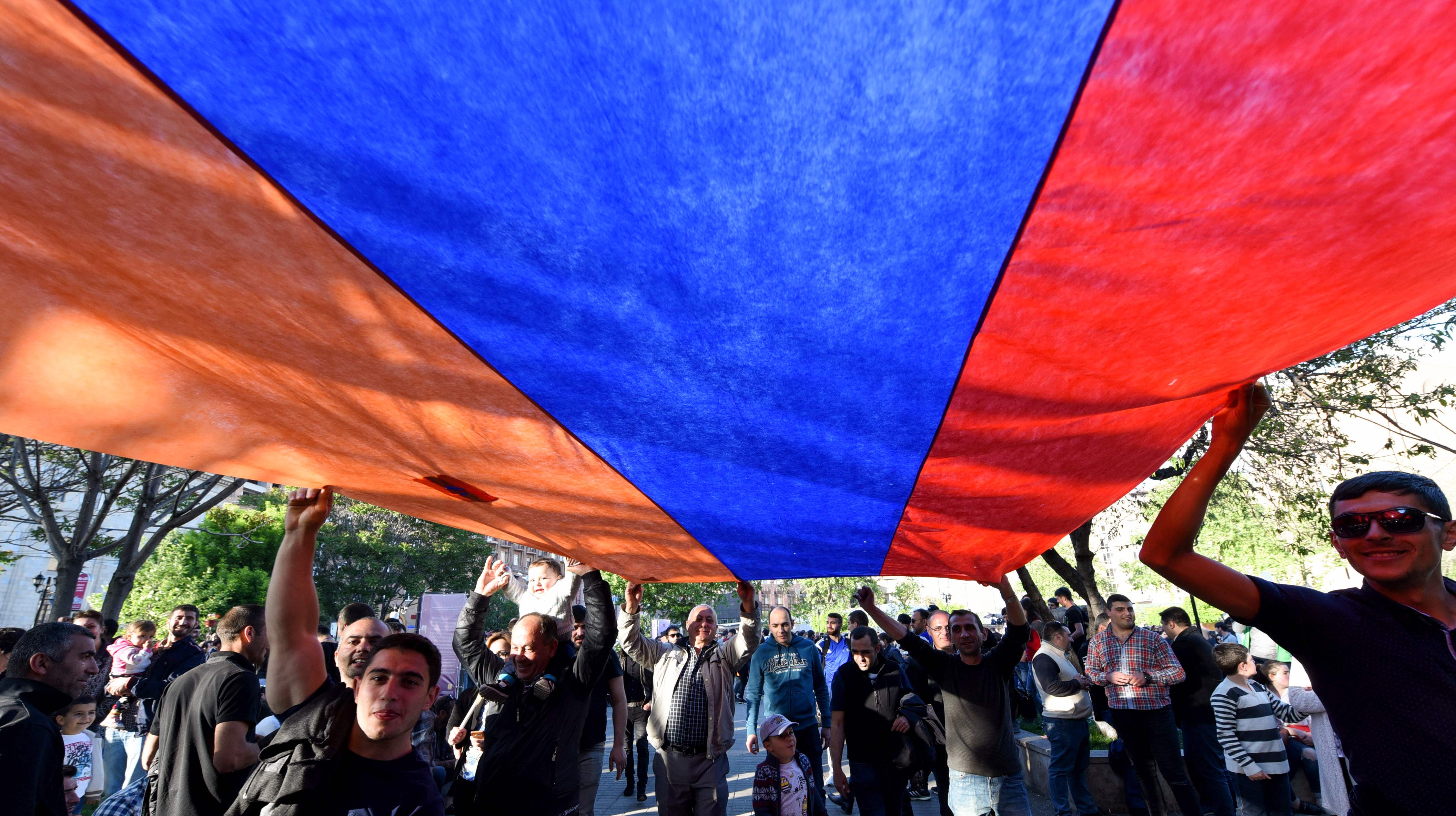 الاحتفالات فى  أرمينيا بمناسبة استقالة رئيس الوزراء
