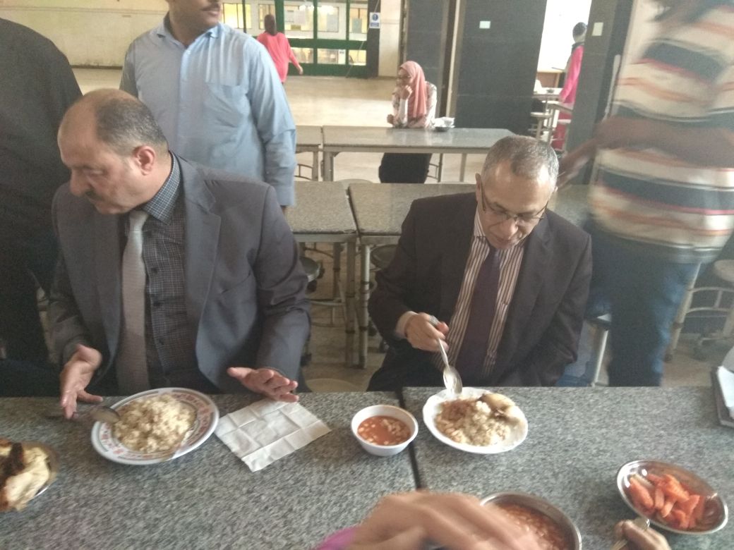 رئيس جامعة الأزهر ونائبيه يتناولون الغداء مع طالبات المدينة الجامعية (9)