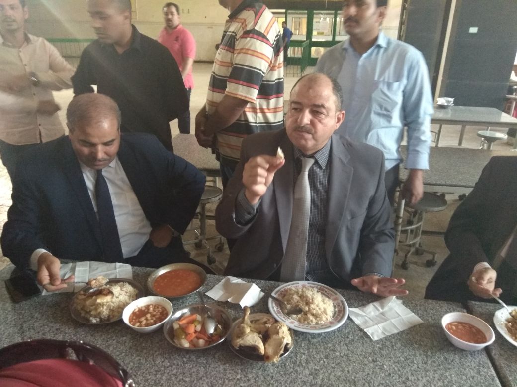 رئيس جامعة الأزهر ونائبيه يتناولون الغداء مع طالبات المدينة الجامعية (2)