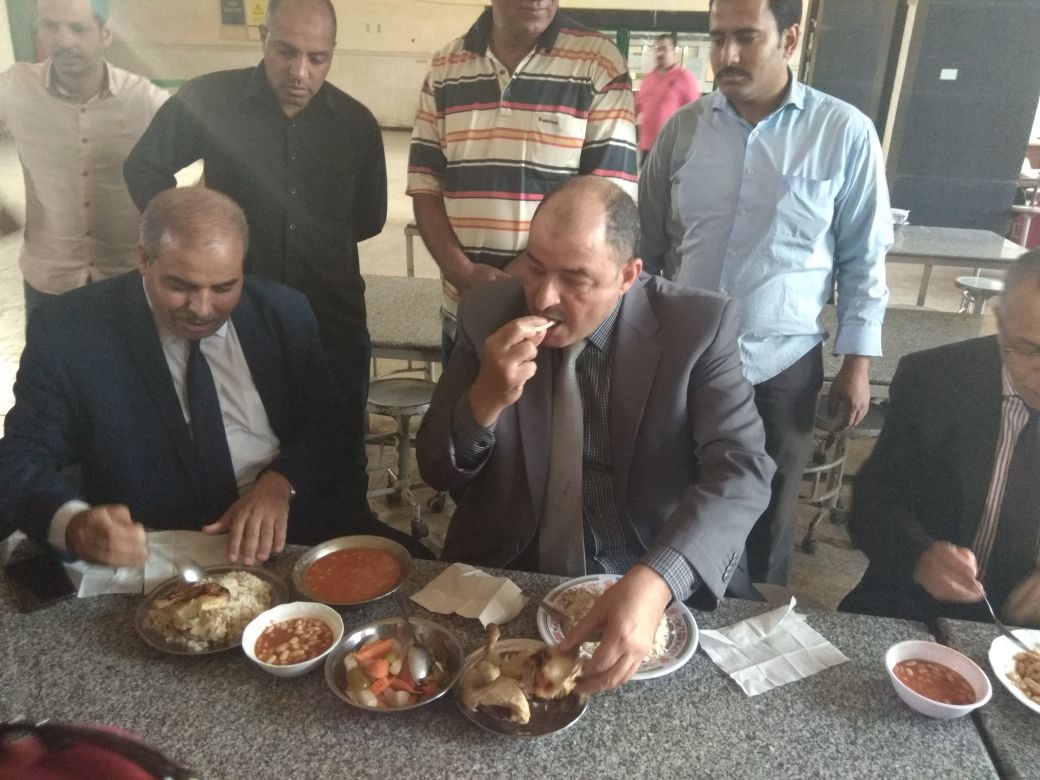 رئيس جامعة الأزهر ونائبيه يتناولون الغداء مع طالبات المدينة الجامعية (4)