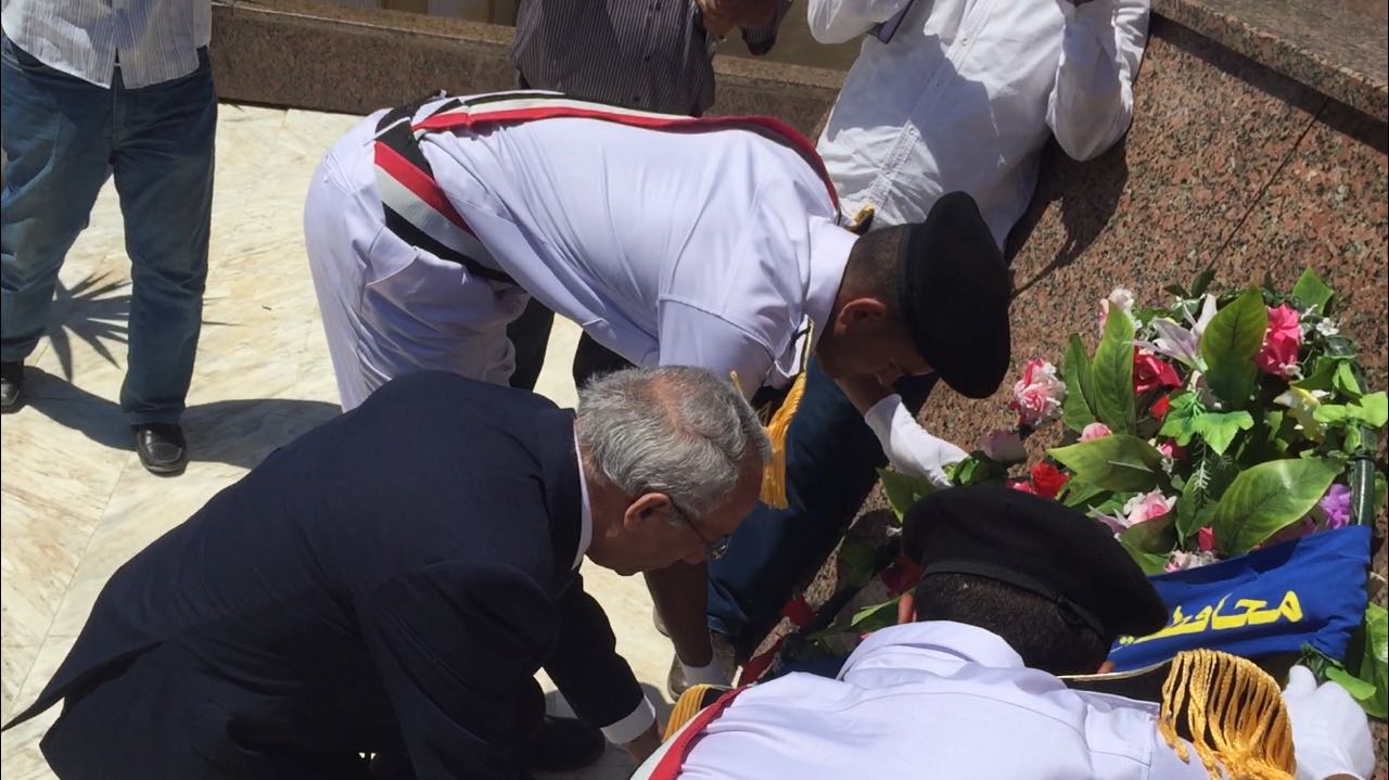 محافظ شمال سيناء يضع إكليل الزهور على قبر الجندى المجهول (3)