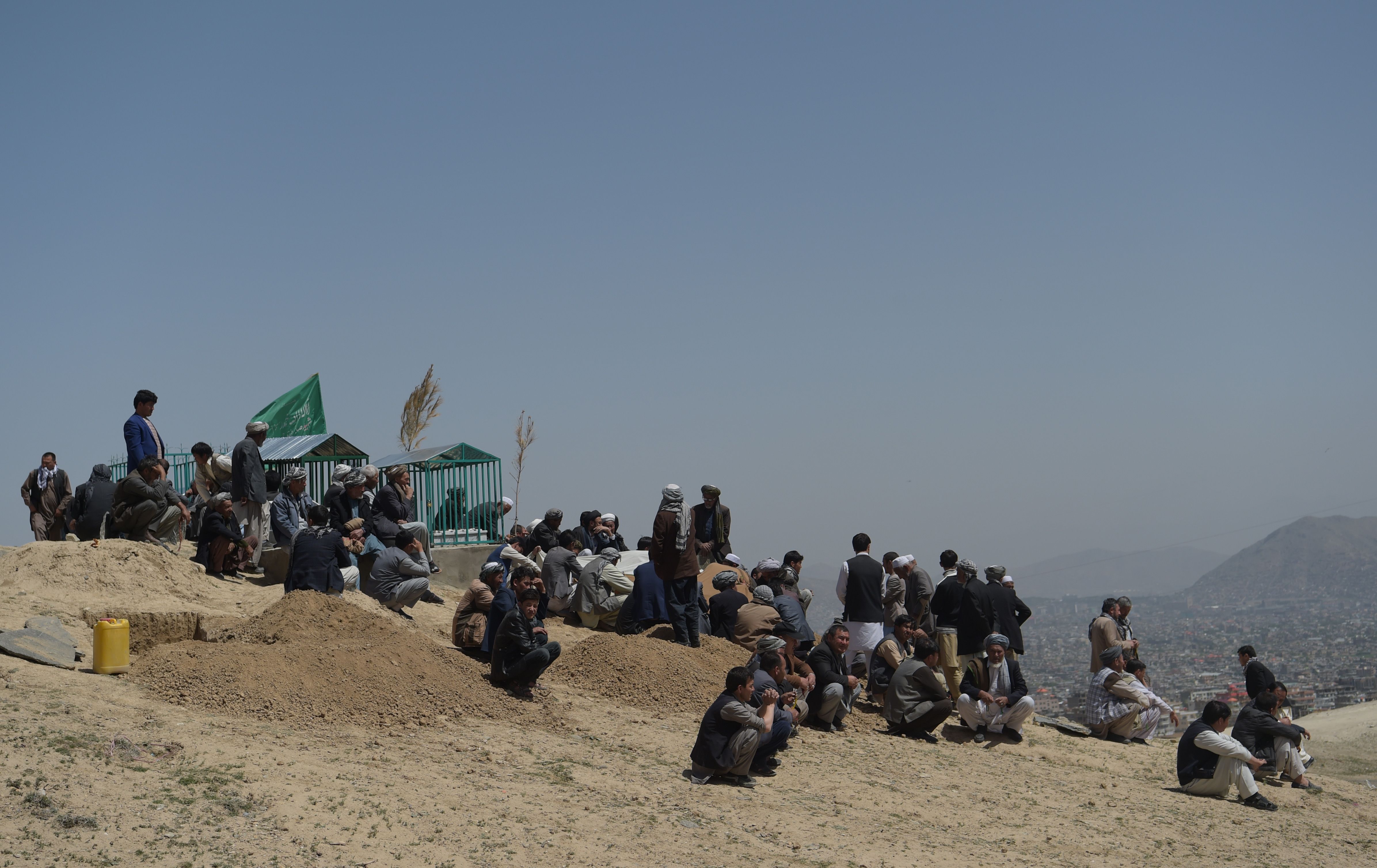 مواطنو أفغانستان يشيعون الجثامين 