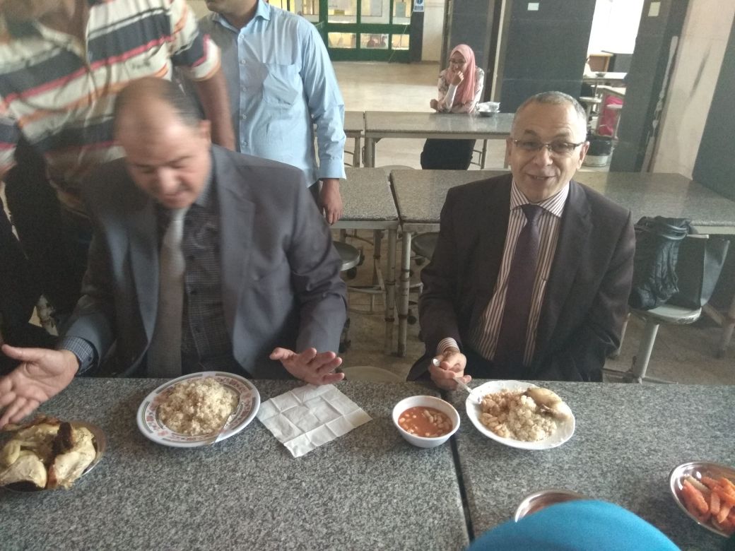 رئيس جامعة الأزهر ونائبيه يتناولون الغداء مع طالبات المدينة الجامعية (8)