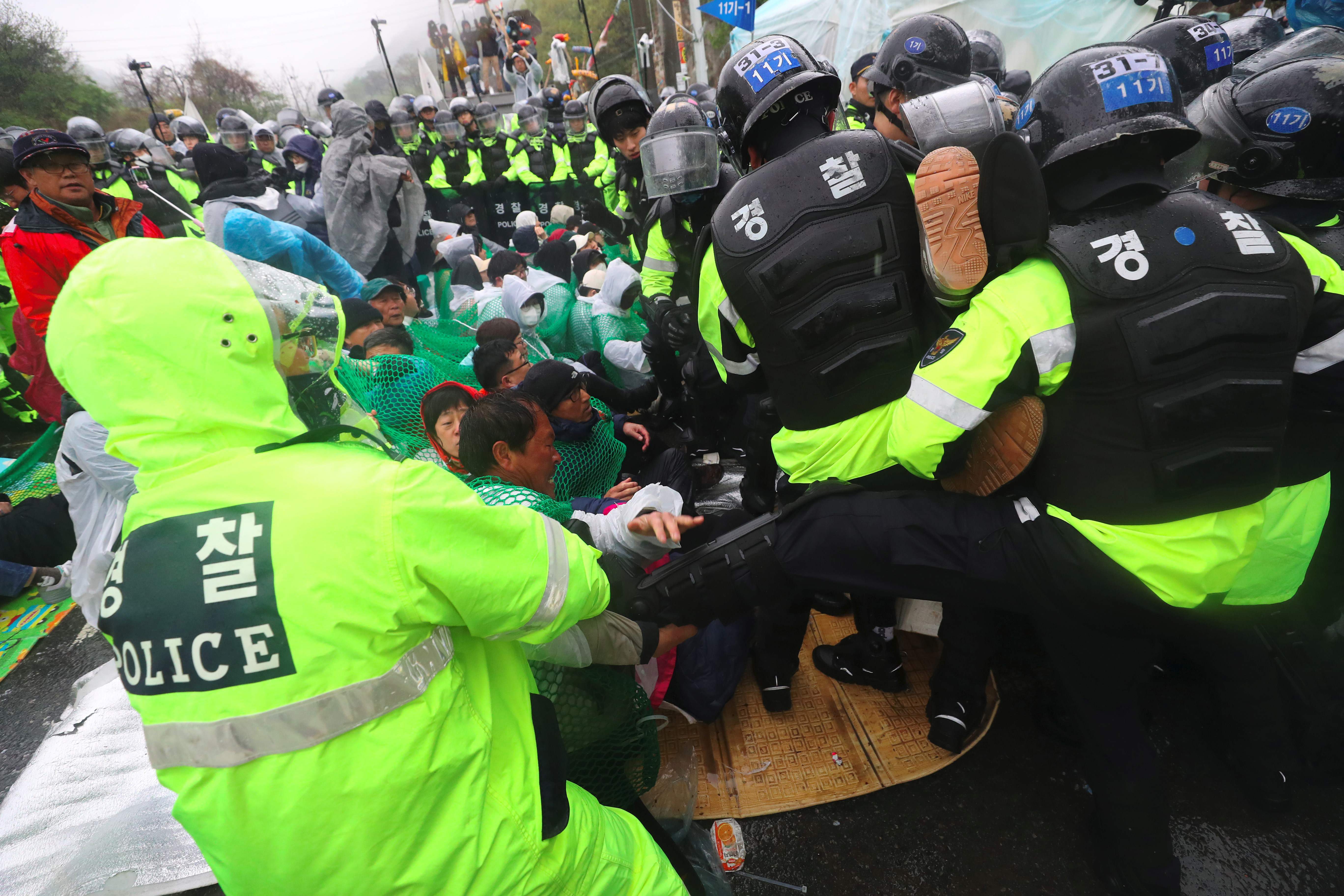 اشتباكات بين الشرطة الكورية الجنوبية ومتظاهرين