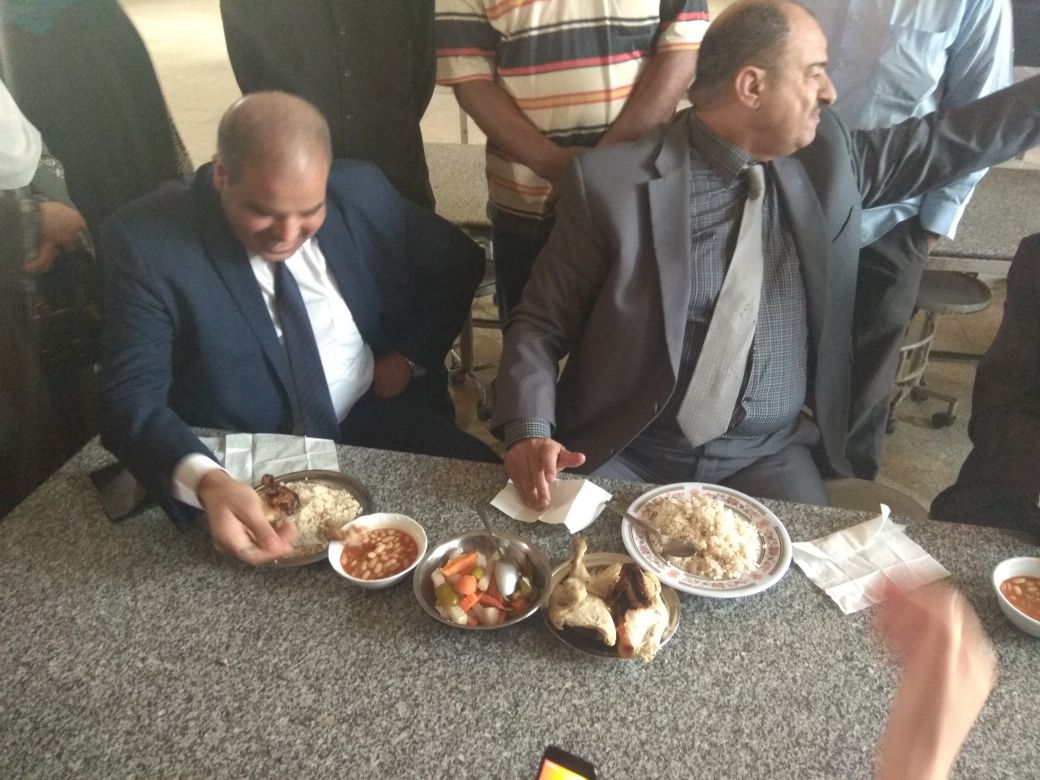 رئيس جامعة الأزهر ونائبيه يتناولون الغداء مع طالبات المدينة الجامعية (7)
