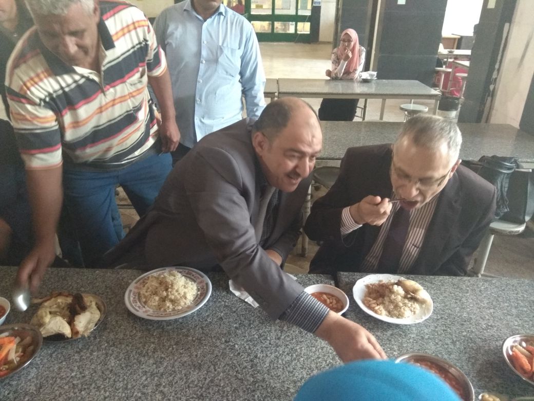 رئيس جامعة الأزهر ونائبيه يتناولون الغداء مع طالبات المدينة الجامعية (10)