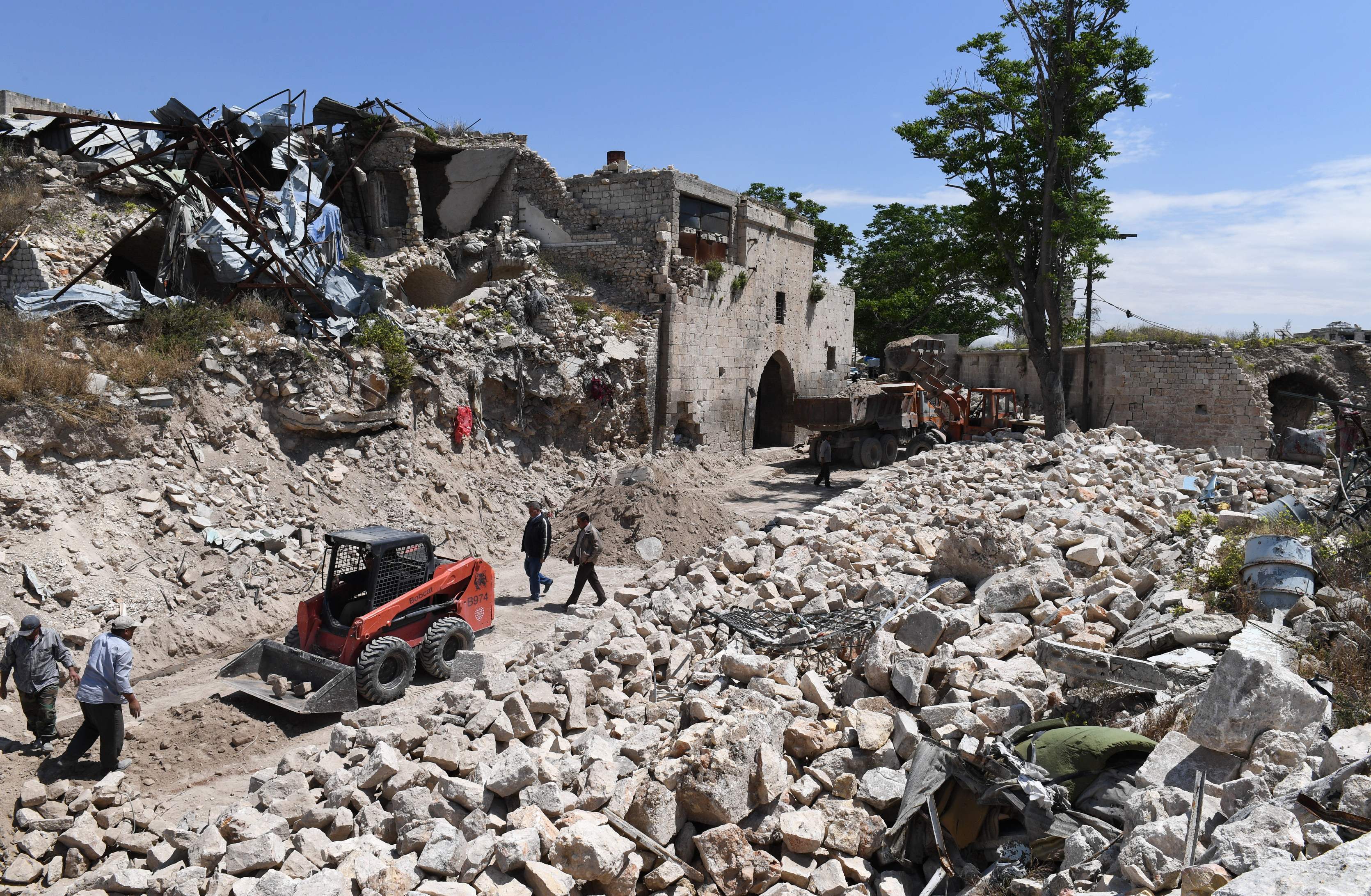 مواطن سورى أمام آثار التدمير 