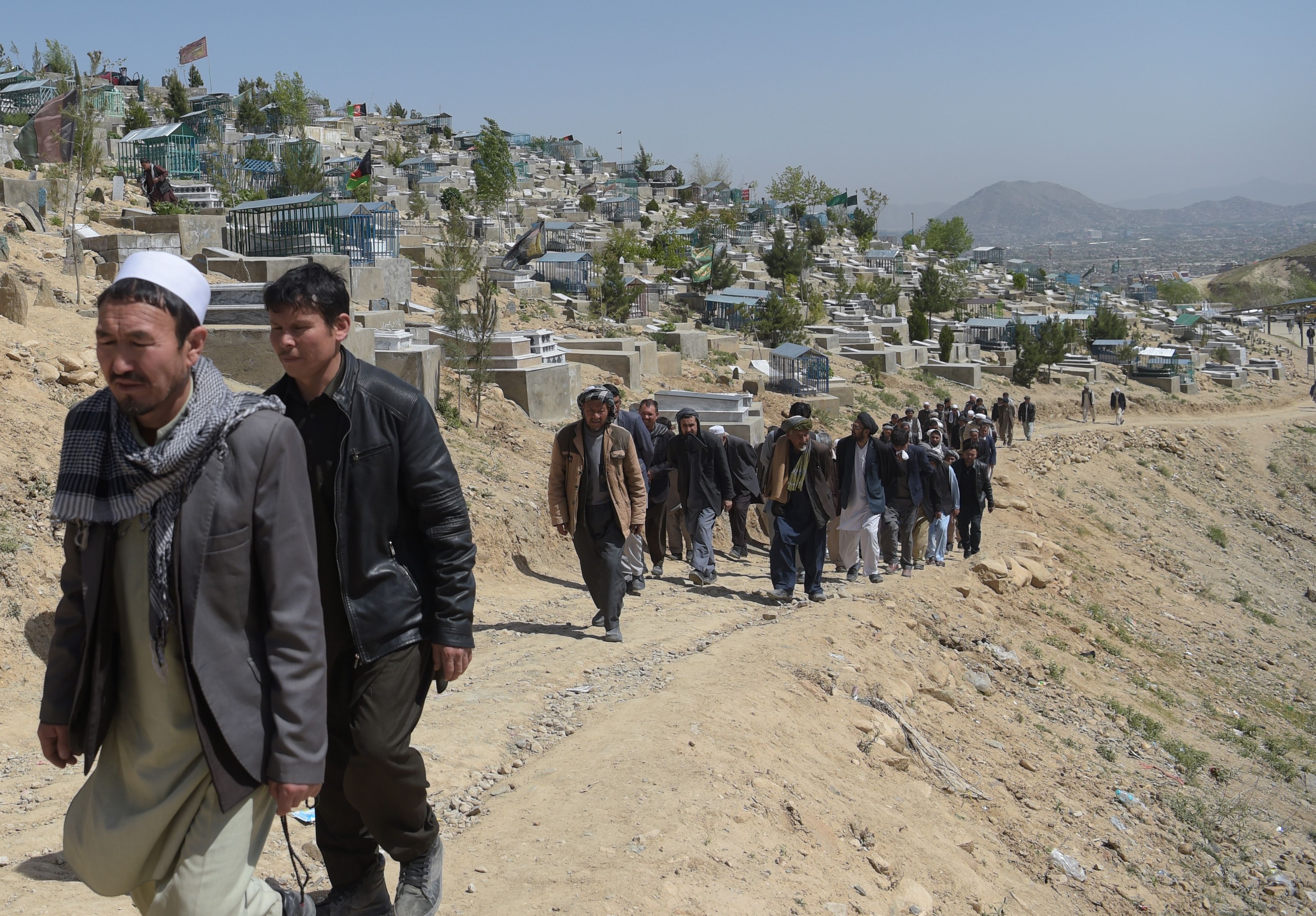 جانب من تشييع جثمان ضحايا تفجير كابول 