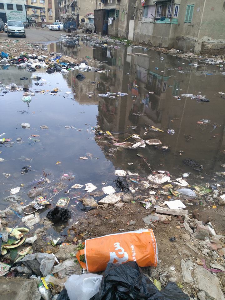 القمامة ومياه الصرف الصحى بمساكن الزهراء